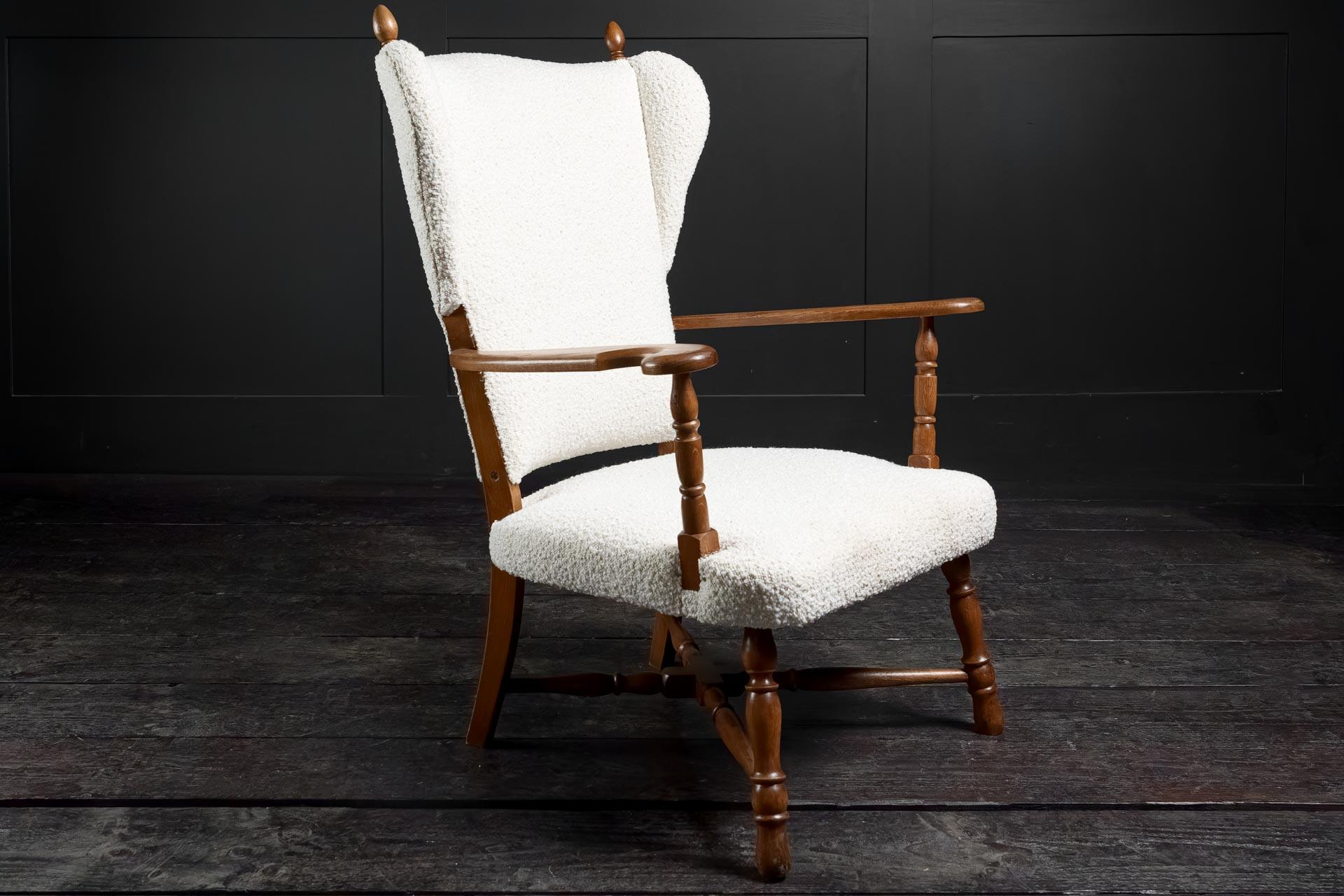 Superbe exemple du raffinement de l'artisanat danois, ce fauteuil à oreilles en chêne du début du XXe siècle incarne à la fois l'élégance et la fonctionnalité. Avec sa silhouette ailée, ses détails tournés de façon experte et un ensemble divin de