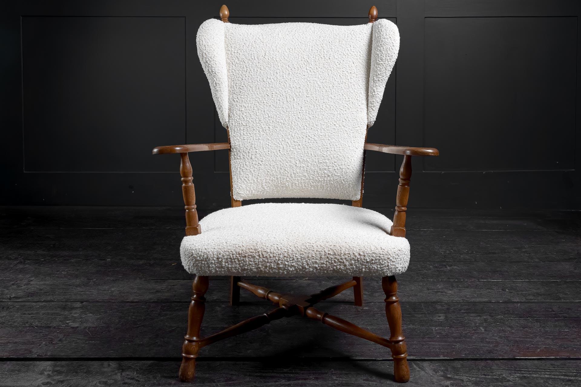 Néoclassique Elegant fauteuil danois du début du 20e siècle en Oak Oak avec tapisserie Bouclé en vente