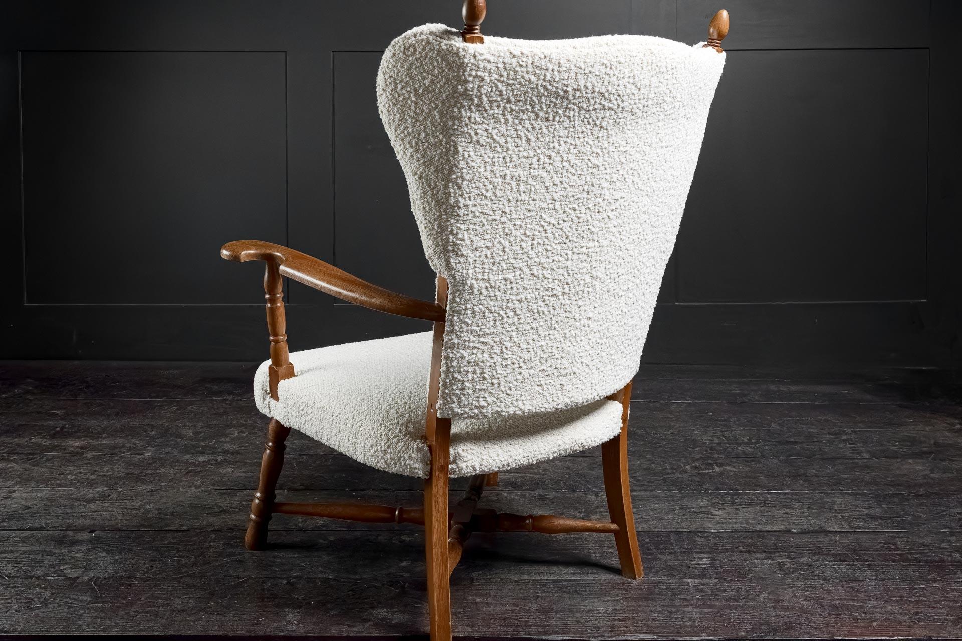 Danois Elegant fauteuil danois du début du 20e siècle en Oak Oak avec tapisserie Bouclé en vente