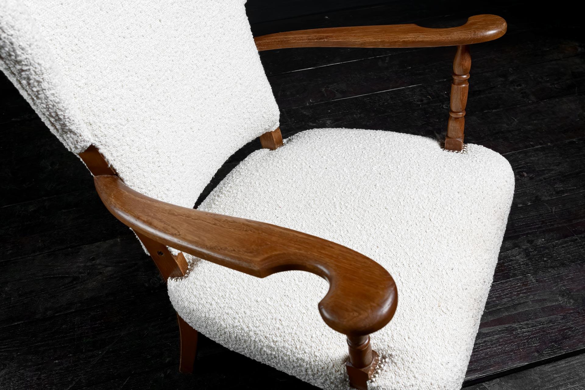 Tourné Elegant fauteuil danois du début du 20e siècle en Oak Oak avec tapisserie Bouclé en vente