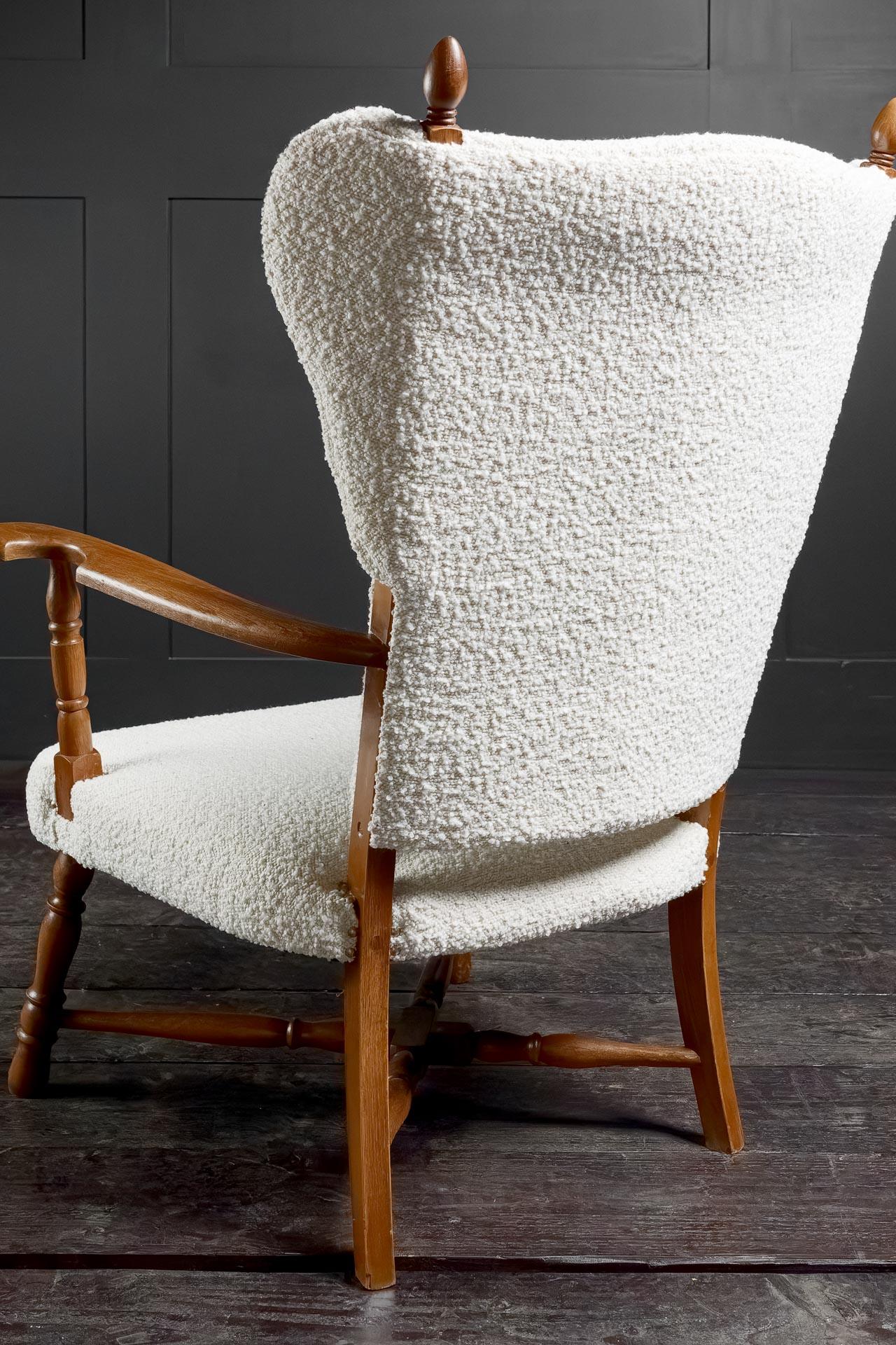 Tissu d'ameublement Elegant fauteuil danois du début du 20e siècle en Oak Oak avec tapisserie Bouclé en vente