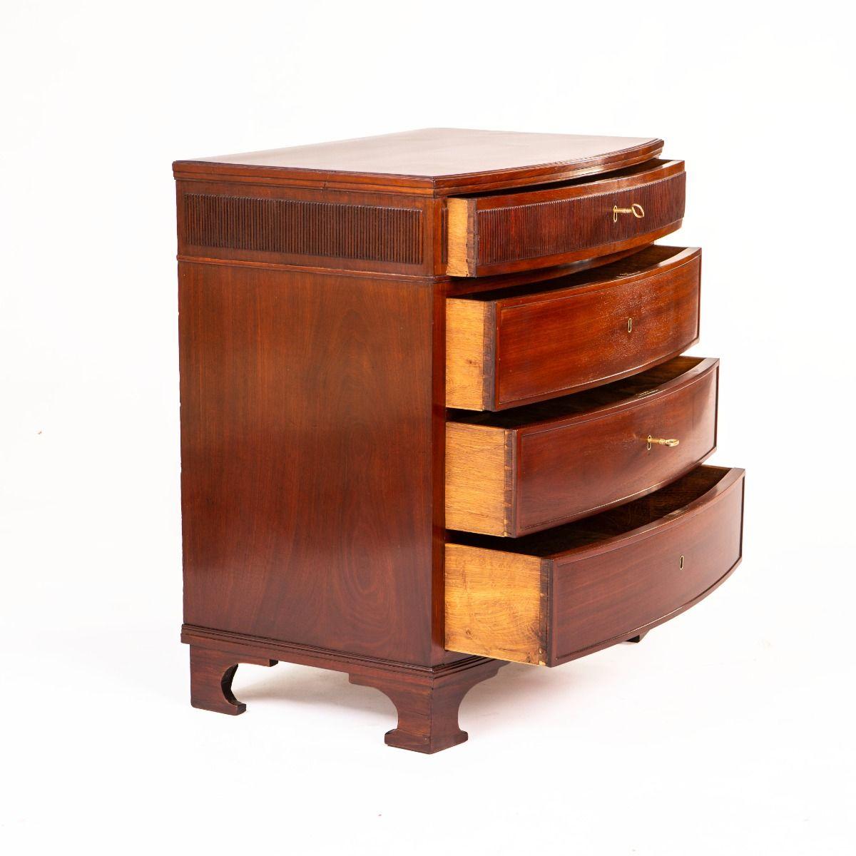 Commode Louis XVI en acajou fin.
La façade est légèrement incurvée et comporte quatre tiroirs, le tiroir supérieur étant légèrement plus étroit et orné de cannelures raffinées, qui se poursuivent élégamment sur les côtés.
Les trois plus grands