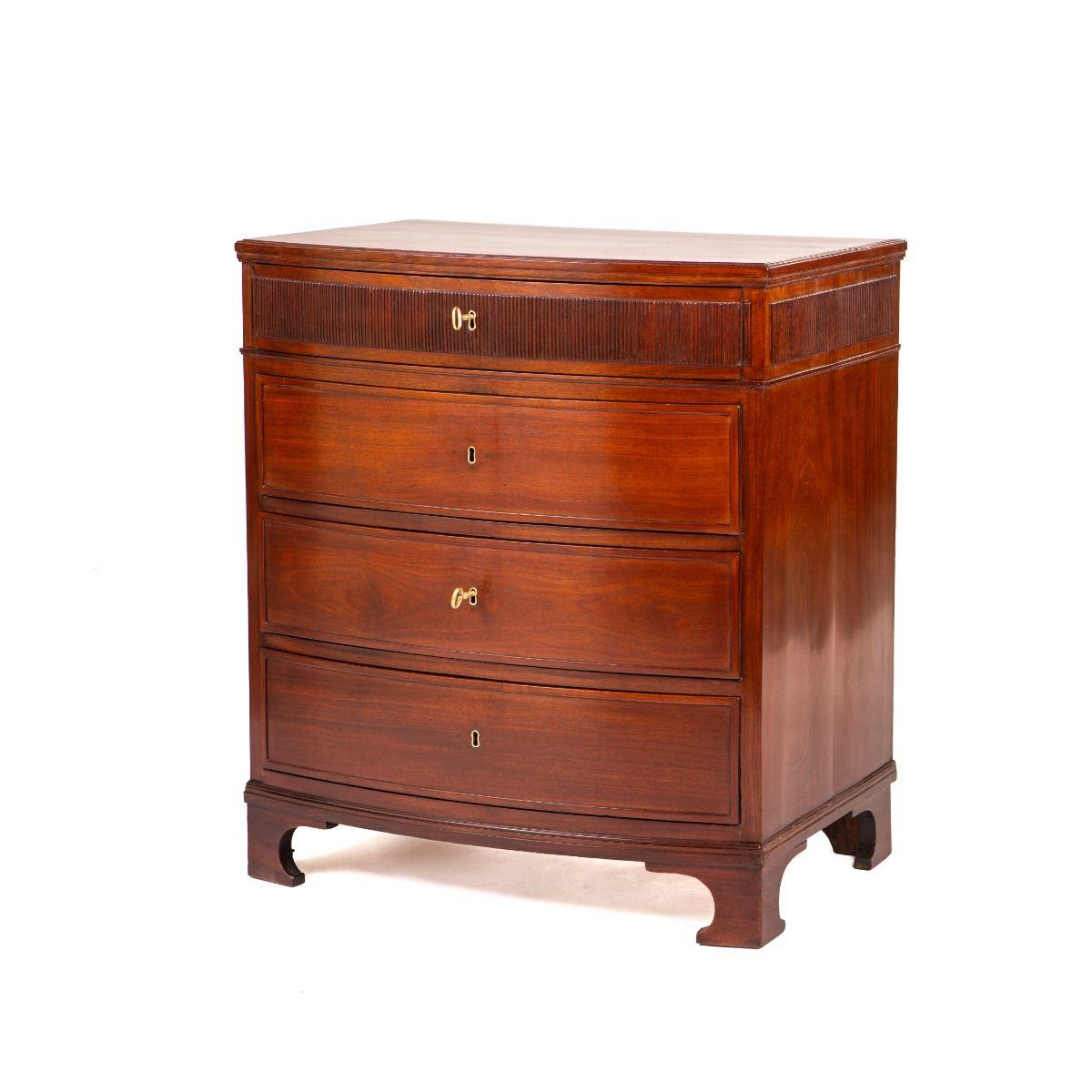 Danois Elegant coffre danois Louis XVI en acajou en vente