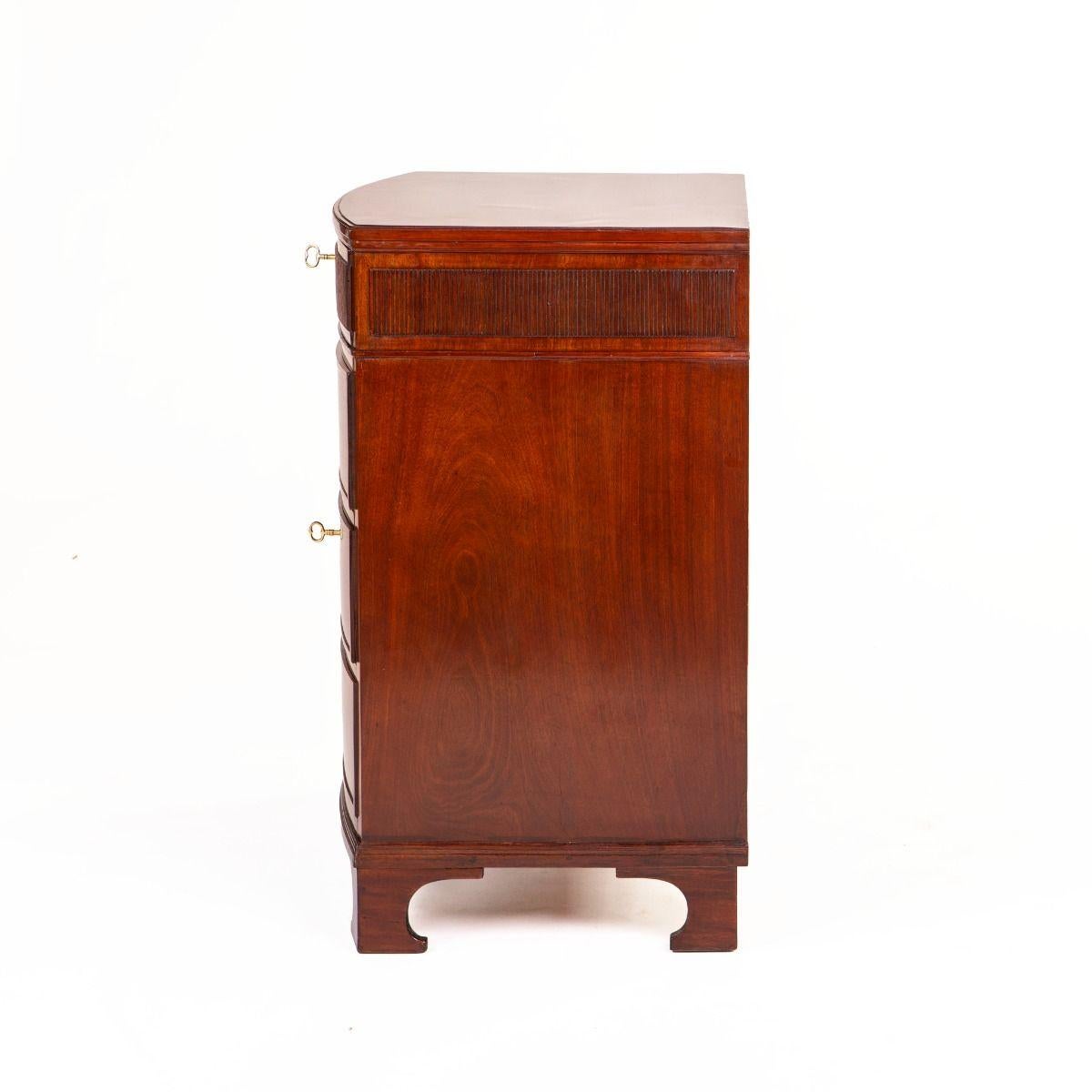 Elegant coffre danois Louis XVI en acajou Bon état - En vente à Kastrup, DK