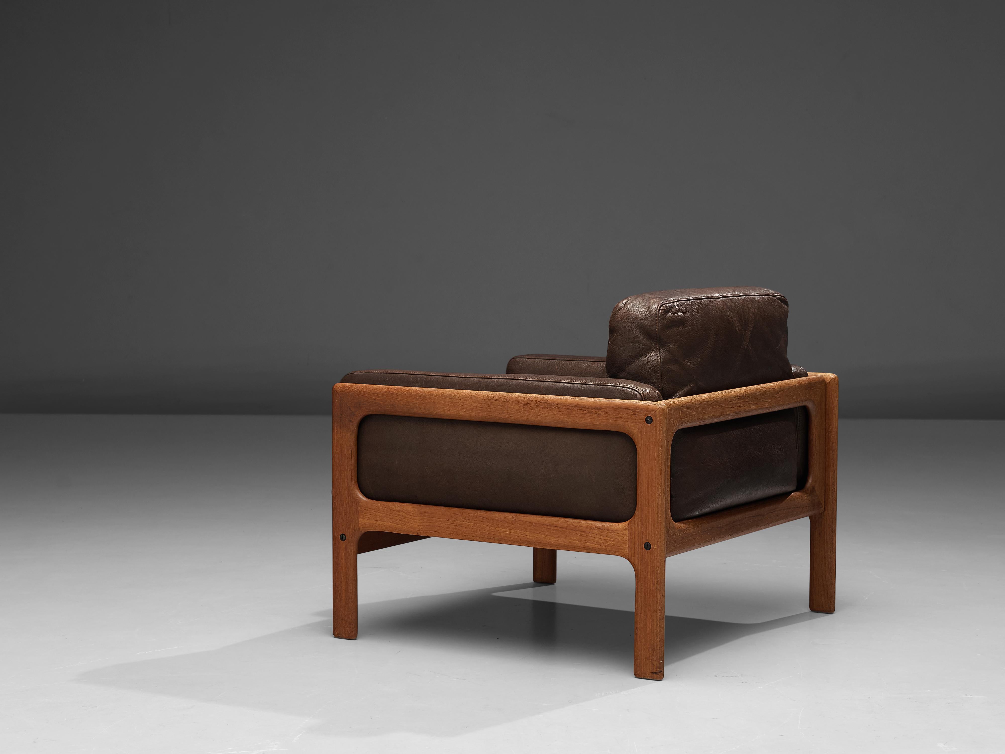 Mid-20th Century Elegant Danish Lounge Chair in Brown Leather For Sale