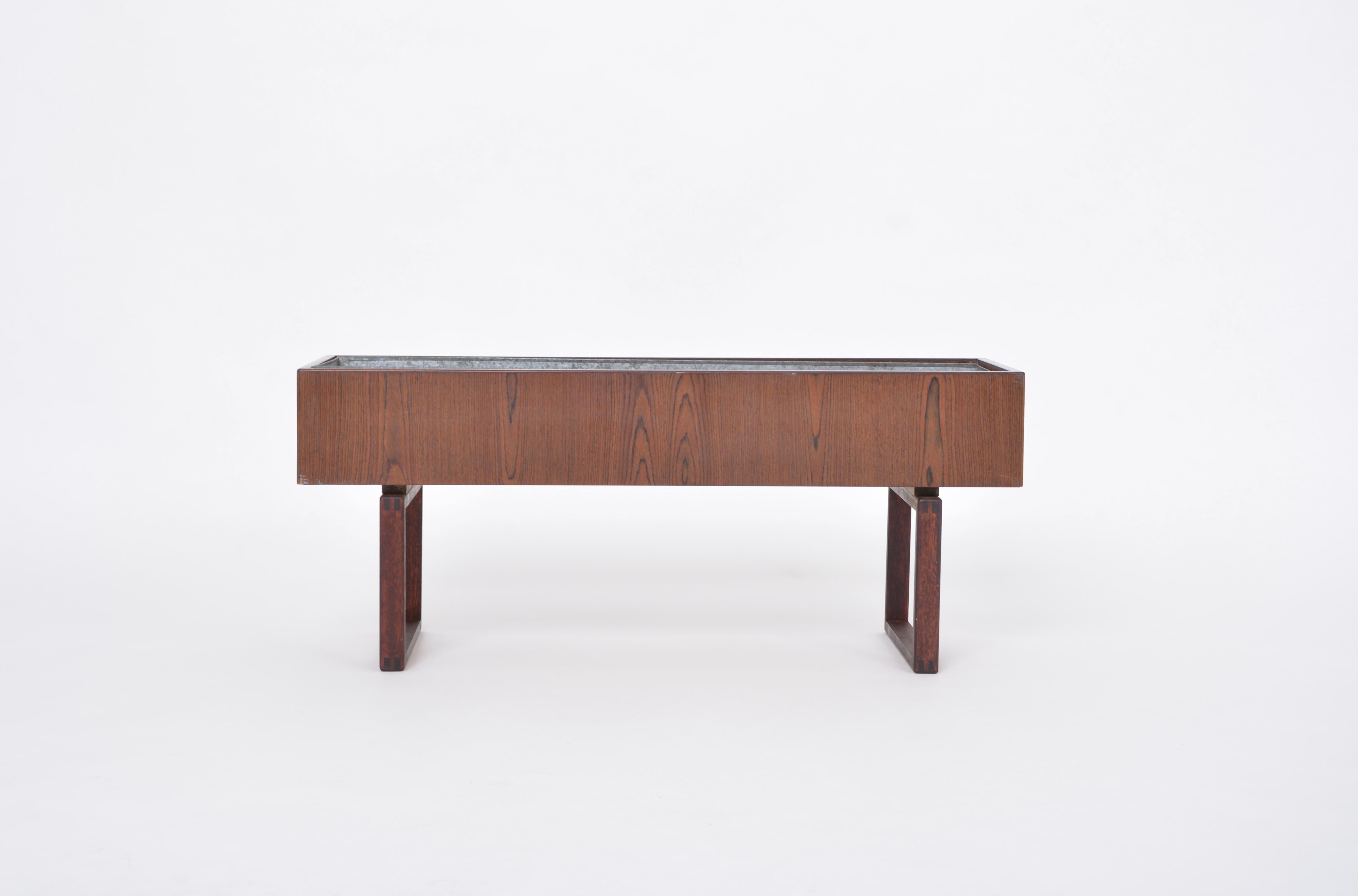 Mid-Century moderno Eleganza della fioriera danese del Medioevo in legno con vasca in metallo intarsiato in vendita