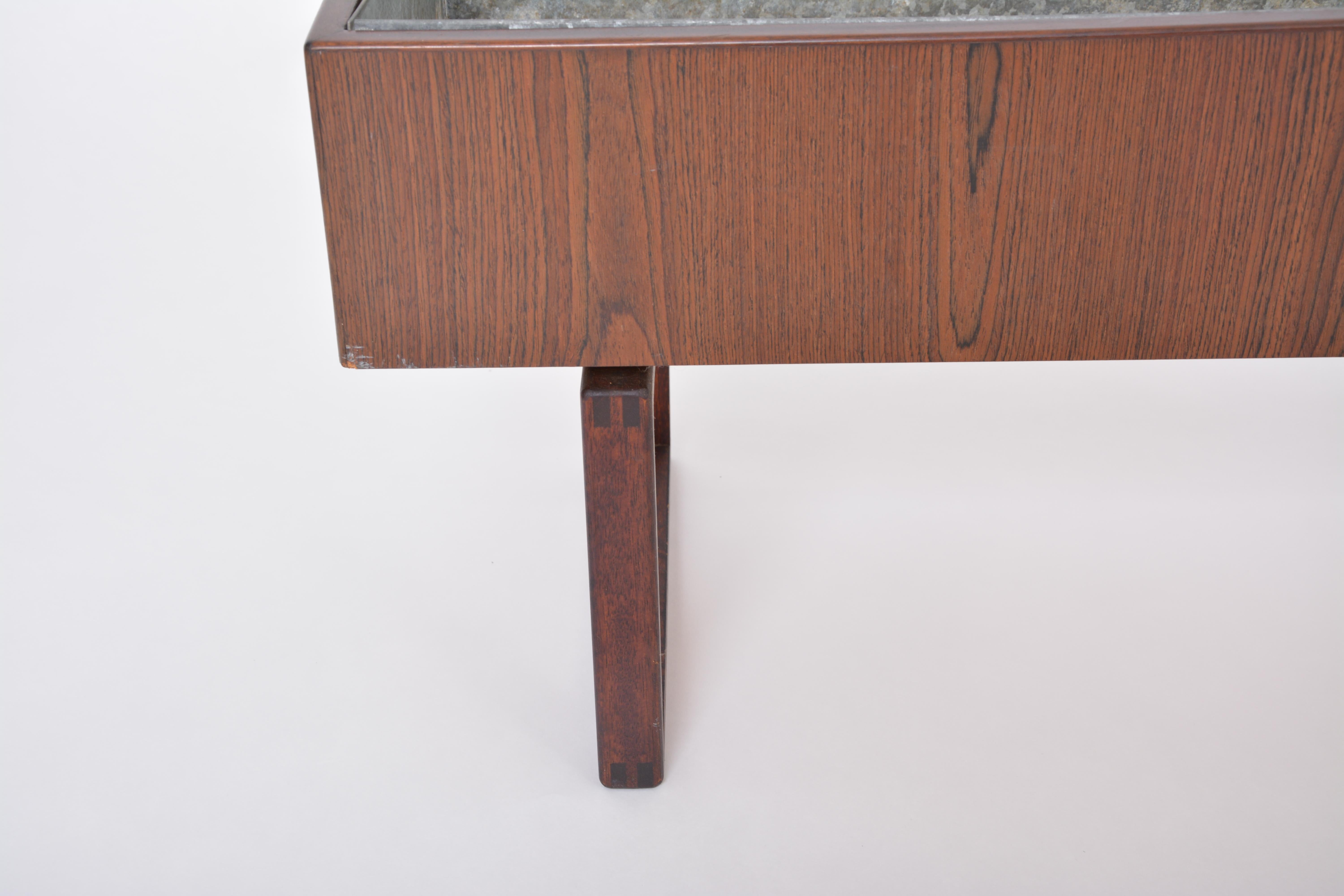 Eleganza della fioriera danese del Medioevo in legno con vasca in metallo intarsiato In condizioni buone in vendita a Berlin, Germany