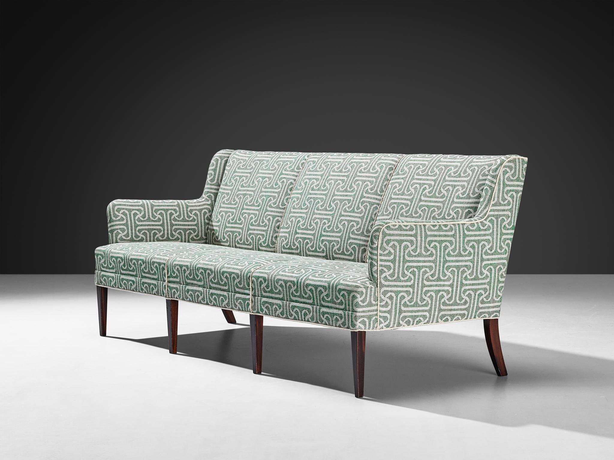 Canapé, bois, tissu, Danemark, années 1950

Ce canapé danois classique présente des lignes épurées et discrètes qui soulignent la clarté et le savoir-faire de son design. Il repose sur une base aux proportions gracieuses qui élève subtilement la