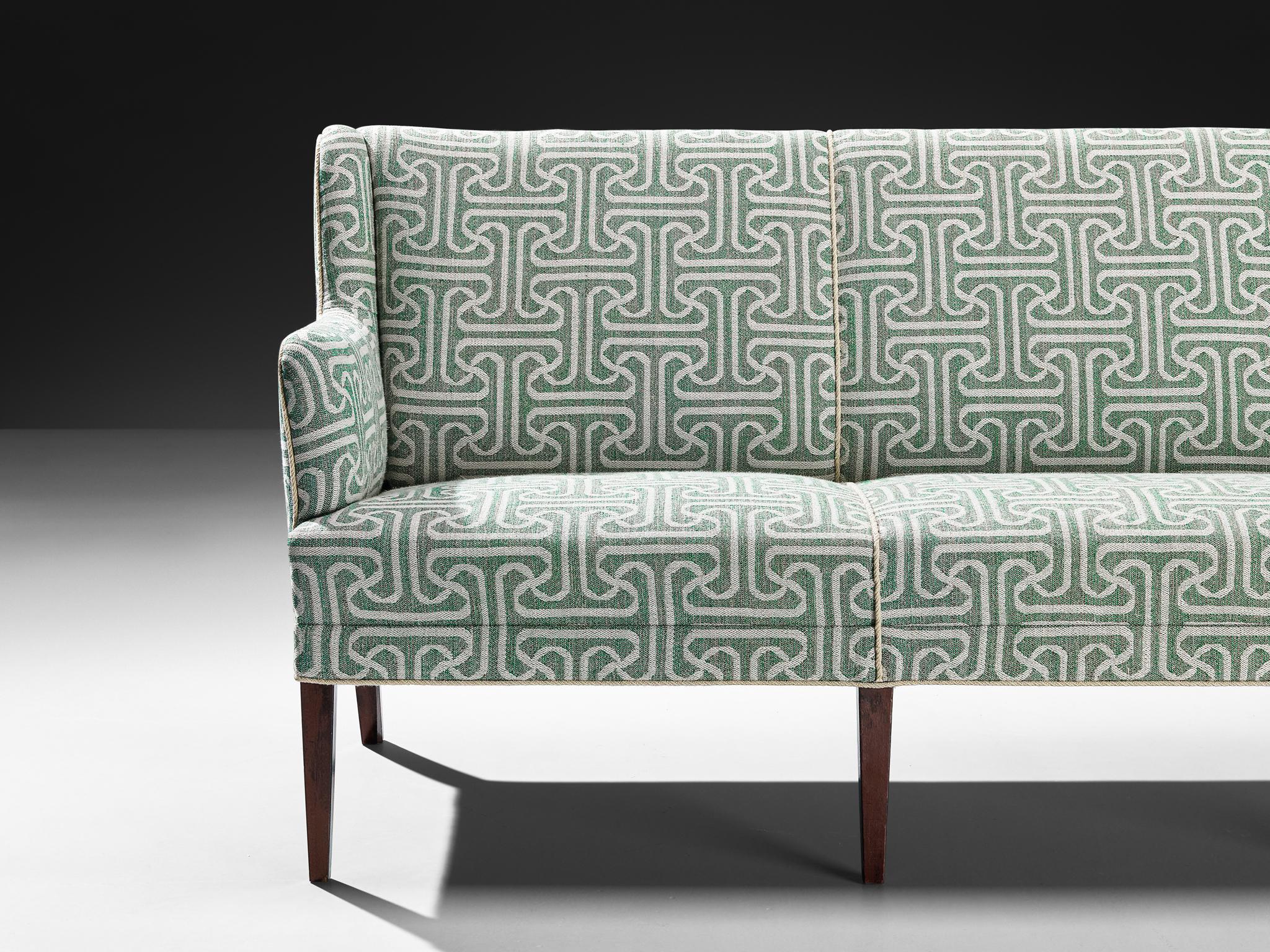 Scandinave moderne Elegant canapé moderne danois des années 1950 en tissu à motifs vert clair en vente