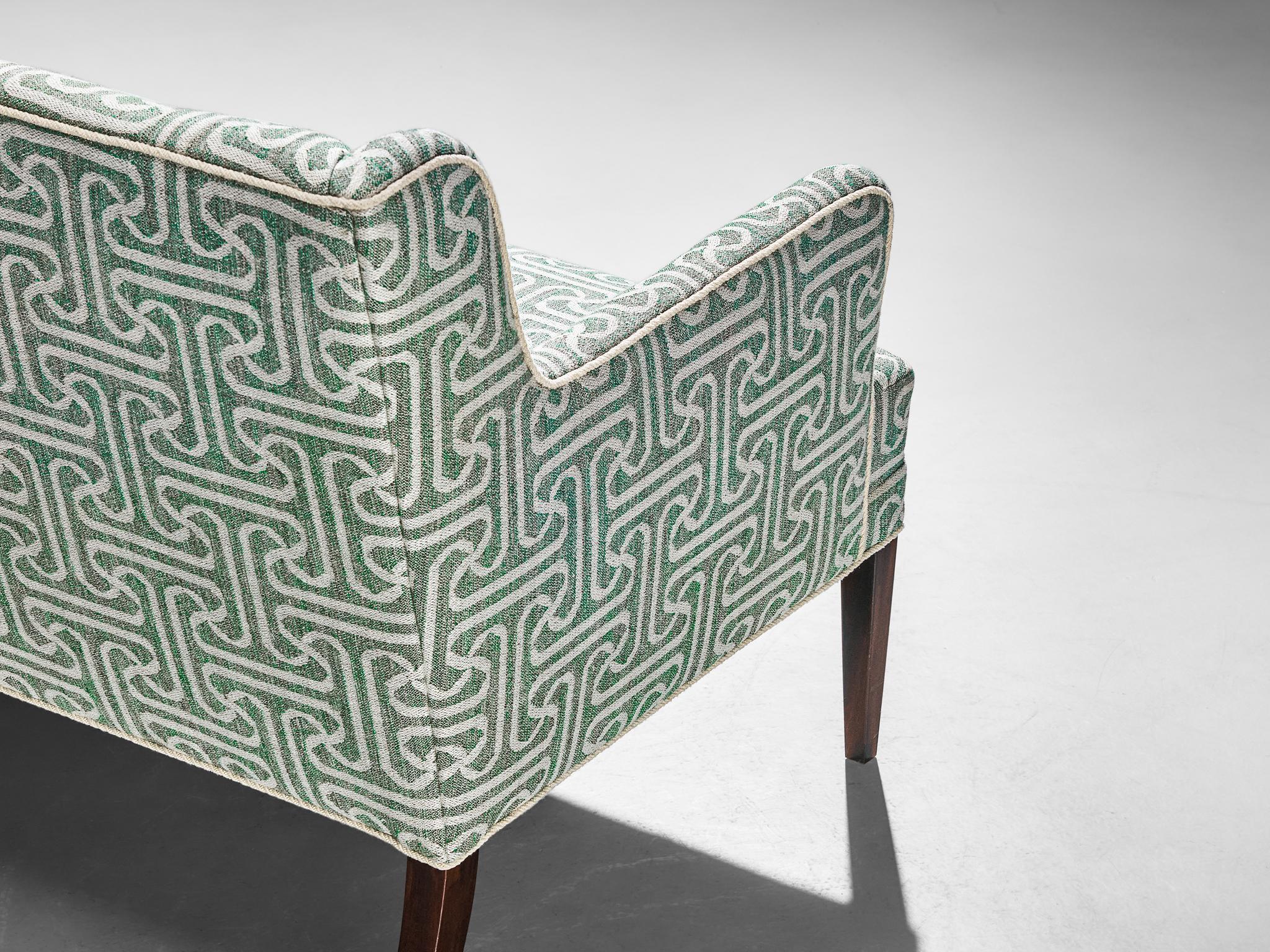 Elegant canapé moderne danois des années 1950 en tissu à motifs vert clair en vente 1
