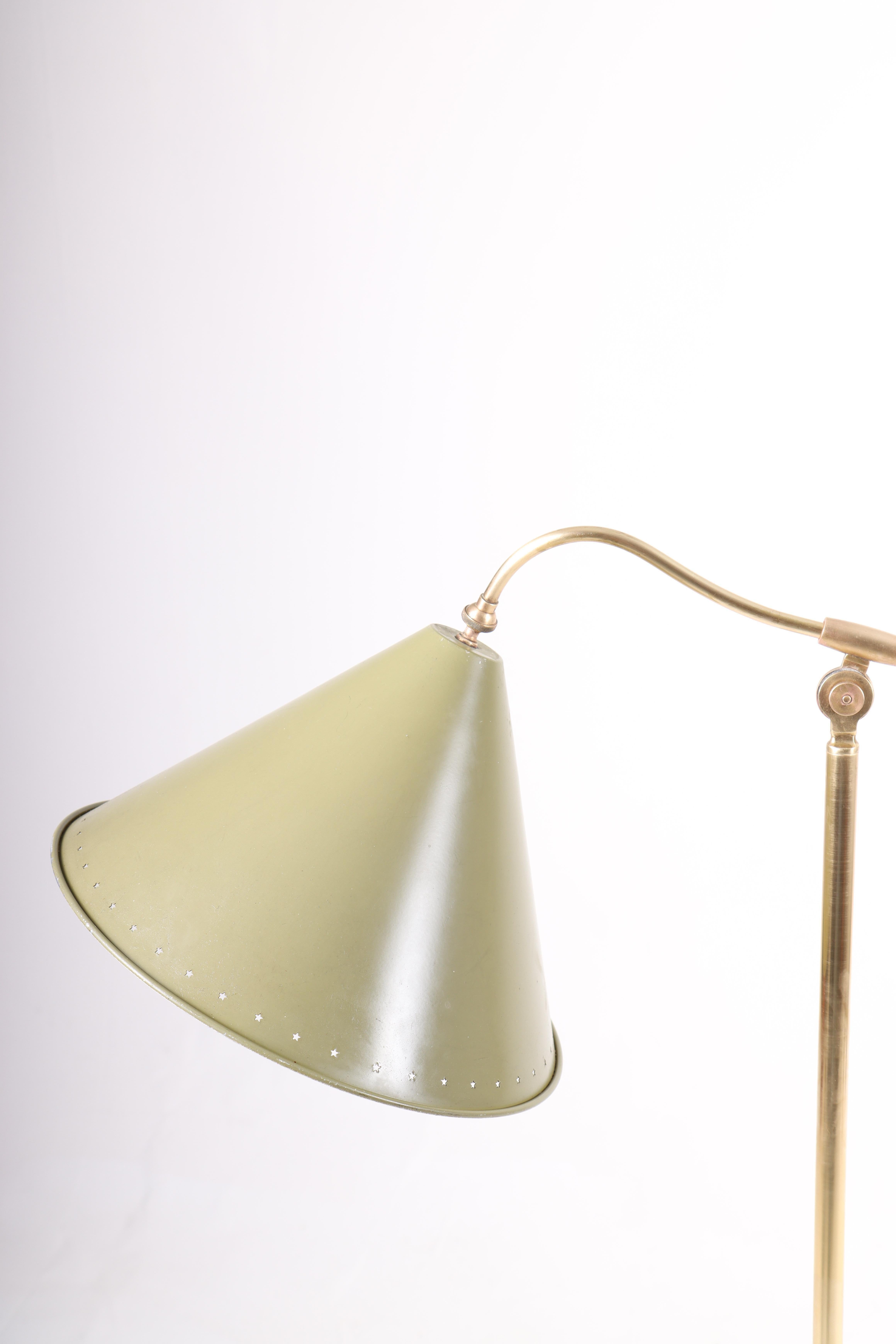 Danish floor light in patinated brass. Designed and made for Lyfa in the 1940s-1950s. Great condition.