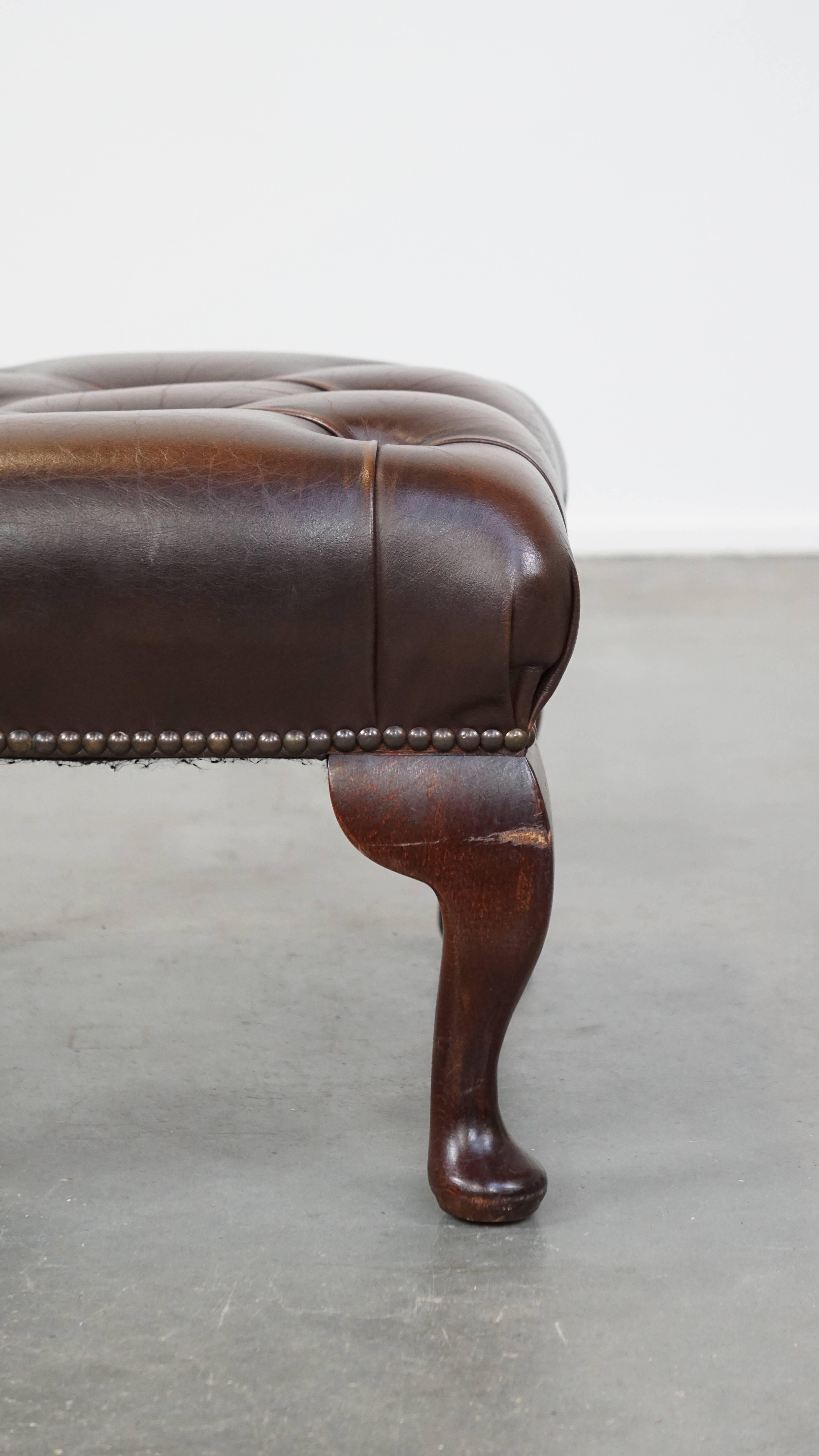 Un pouf en cuir, également appelé ottoman, transforme votre fauteuil déjà confortable en un véritable paradis de la détente. Avec vos pieds reposant sur ce pouf Chesterfield, vous pourrez profiter encore plus de vos moments de repos. Vous souhaitez