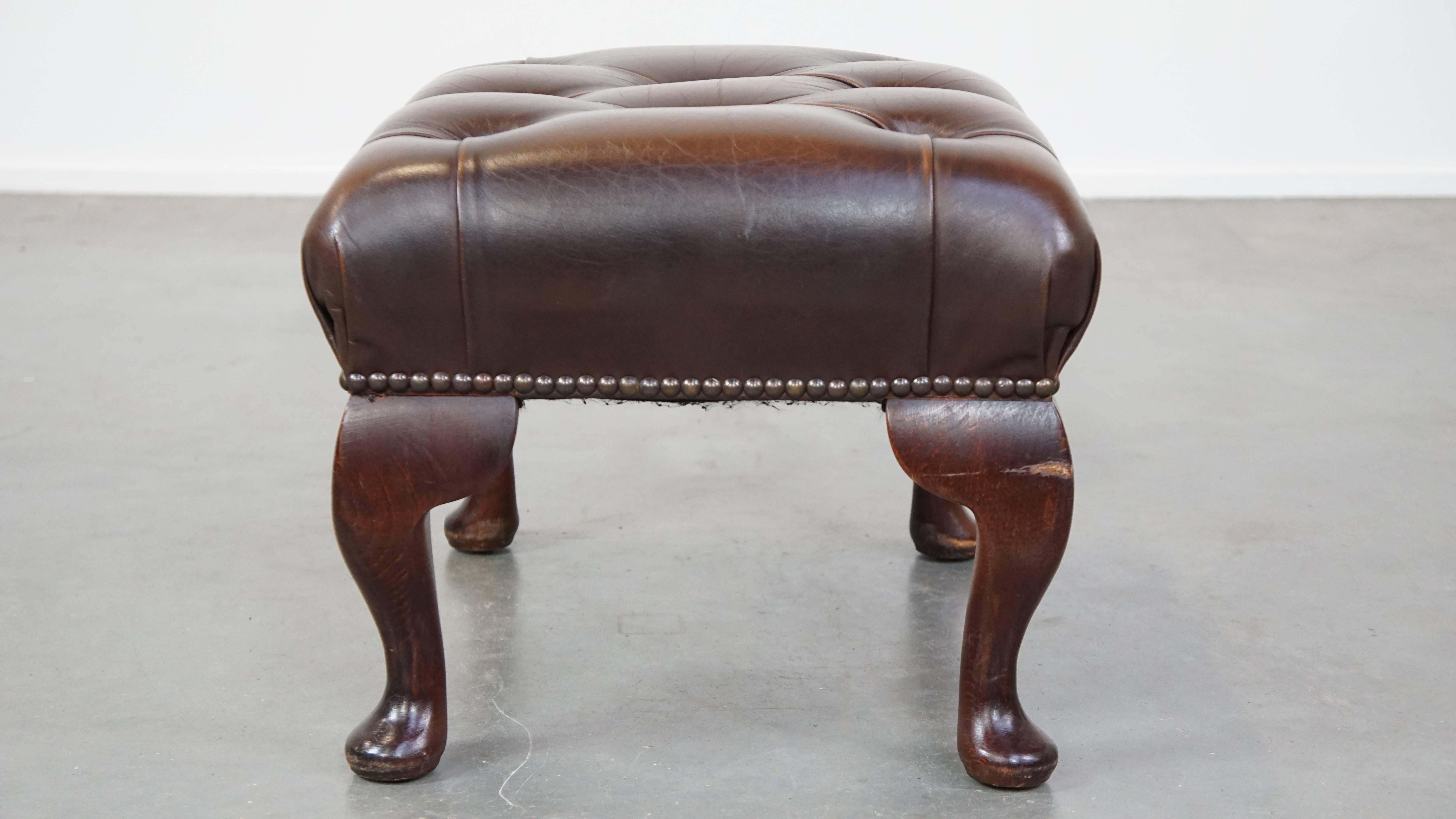 Fait main Elegance du pouf Chesterfield en cuir de vachette brun foncé en vente