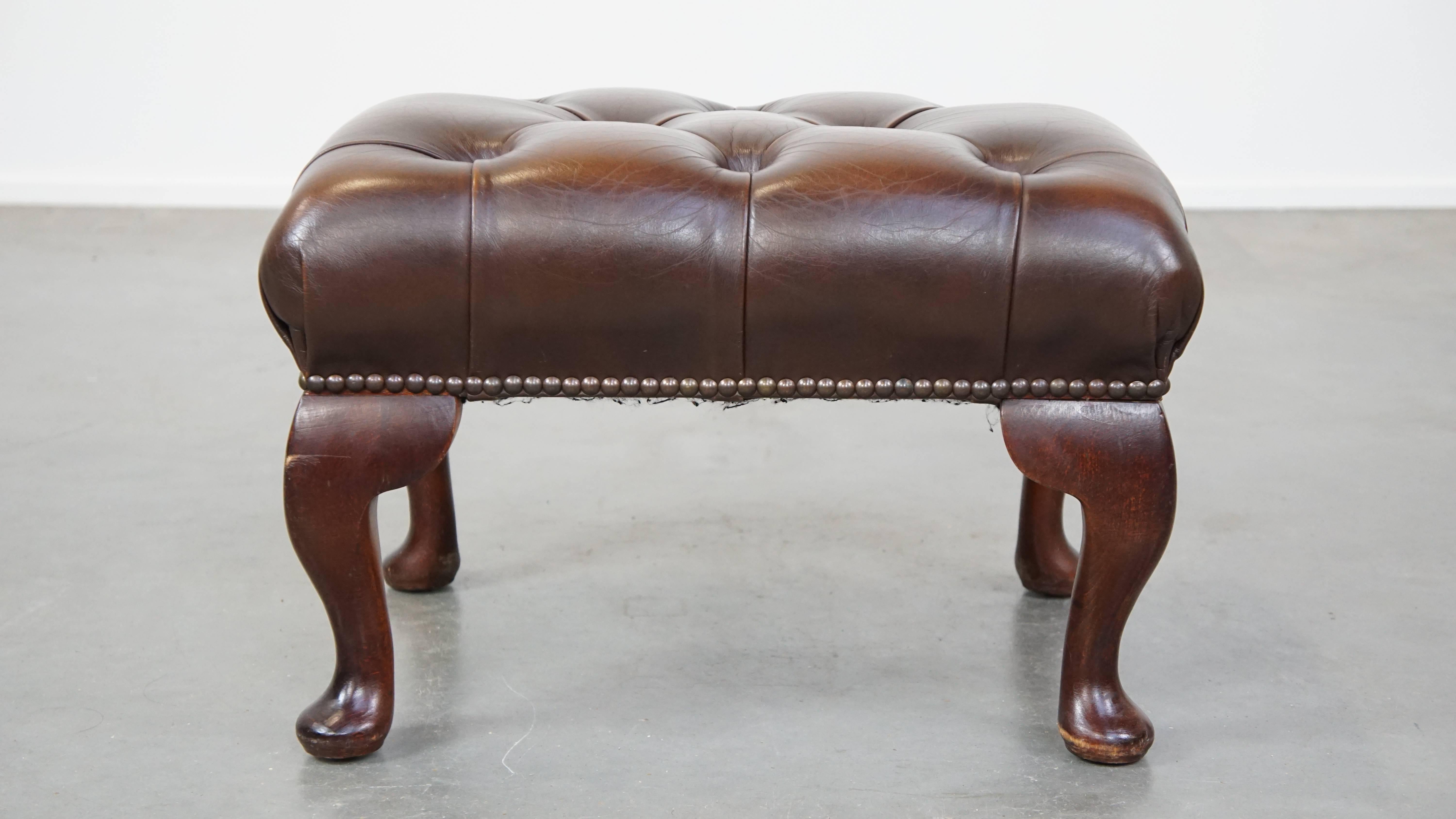 Elegance du pouf Chesterfield en cuir de vachette brun foncé Bon état - En vente à Harderwijk, NL