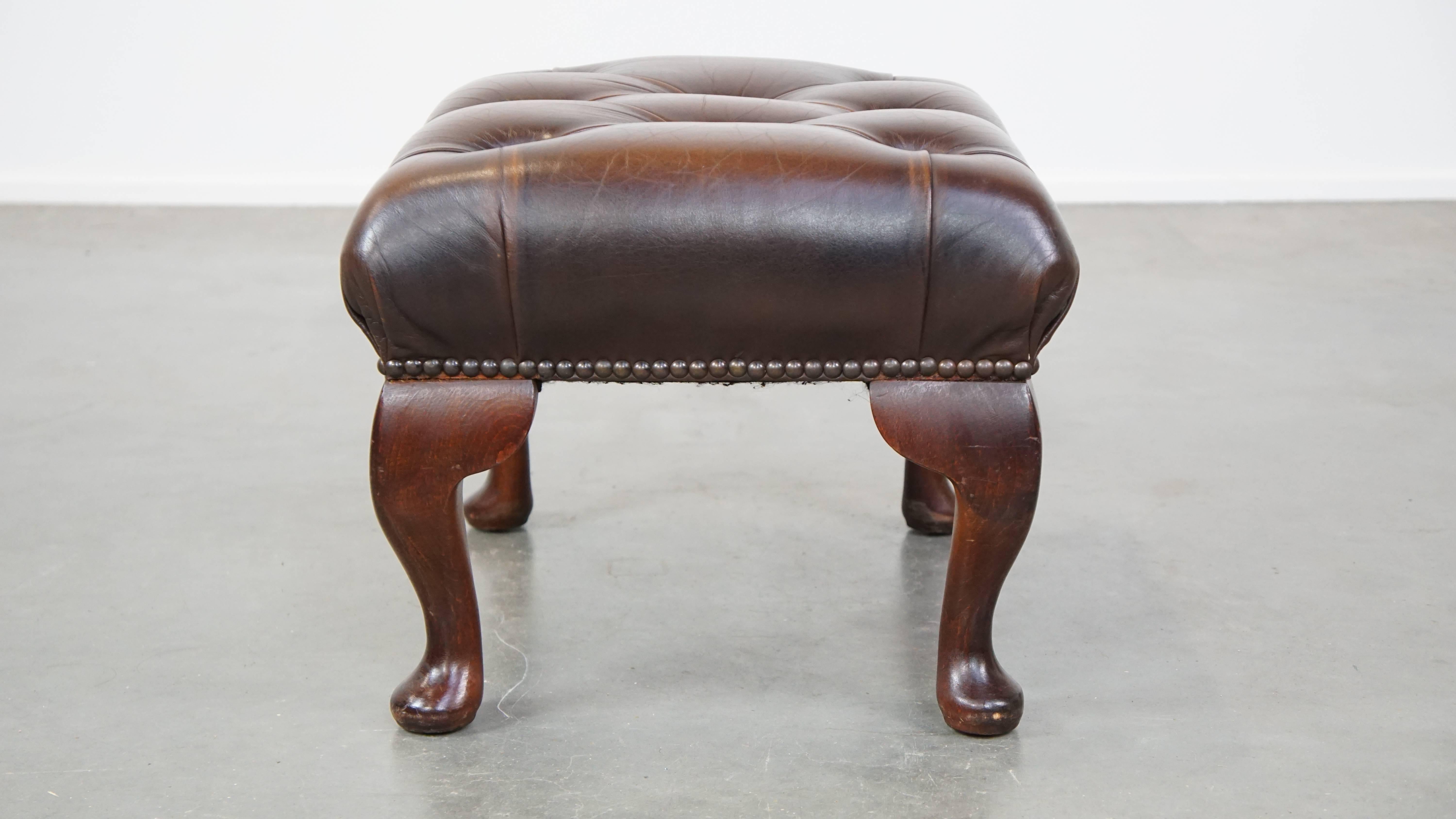 XXIe siècle et contemporain Elegance du pouf Chesterfield en cuir de vachette brun foncé en vente