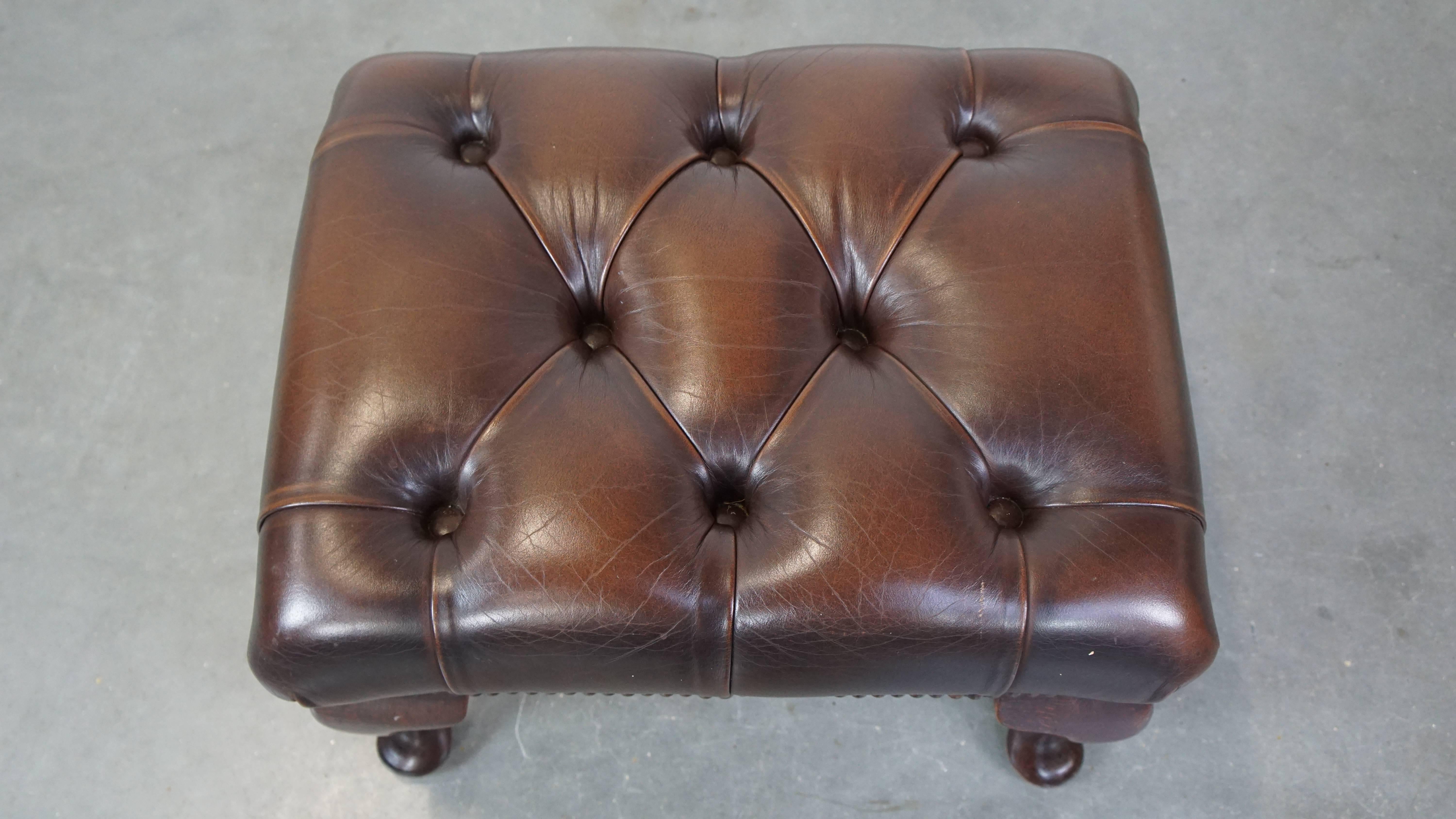 Cuir de vache Elegance du pouf Chesterfield en cuir de vachette brun foncé en vente