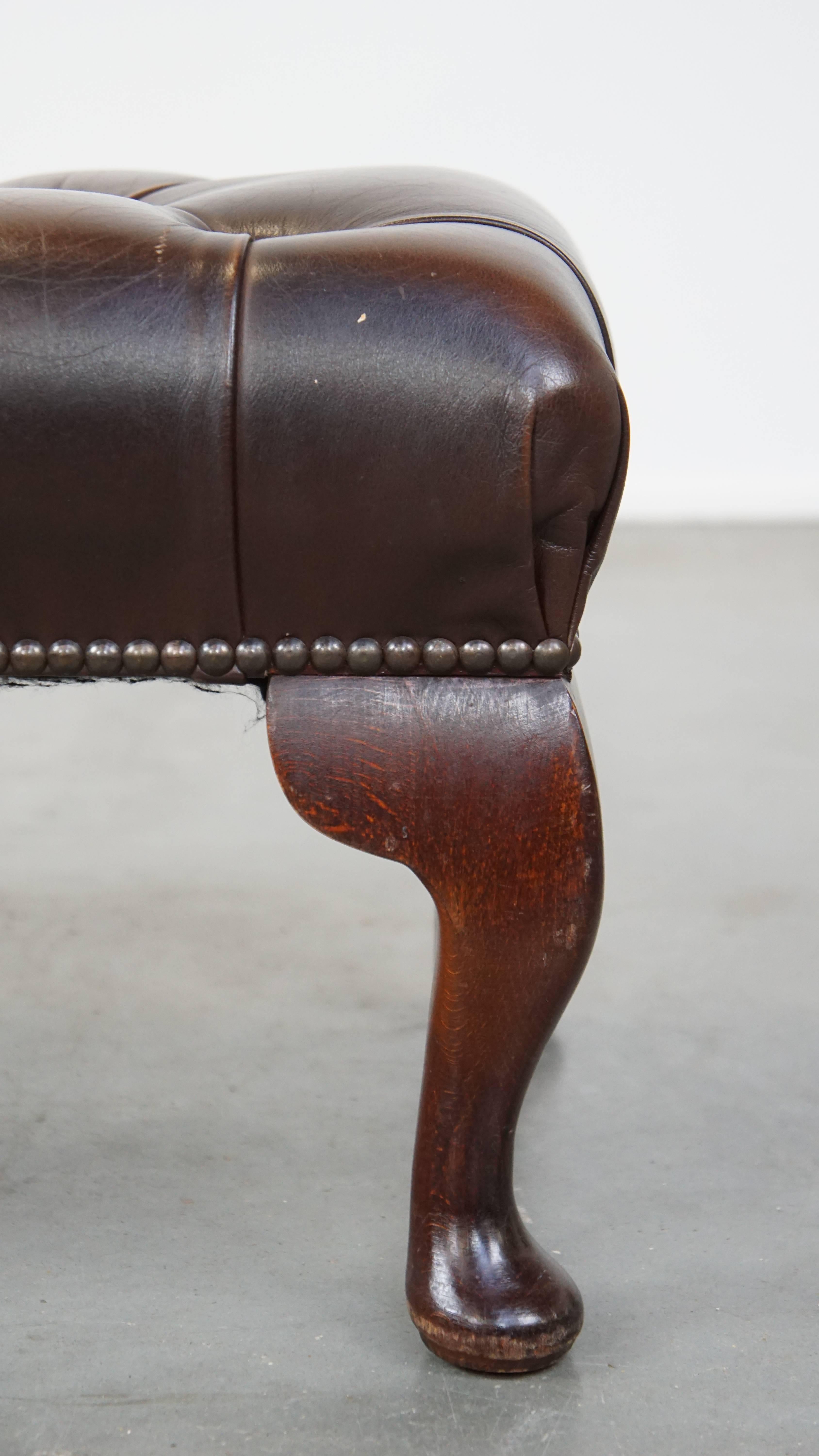Elegance du pouf Chesterfield en cuir de vachette brun foncé en vente 1