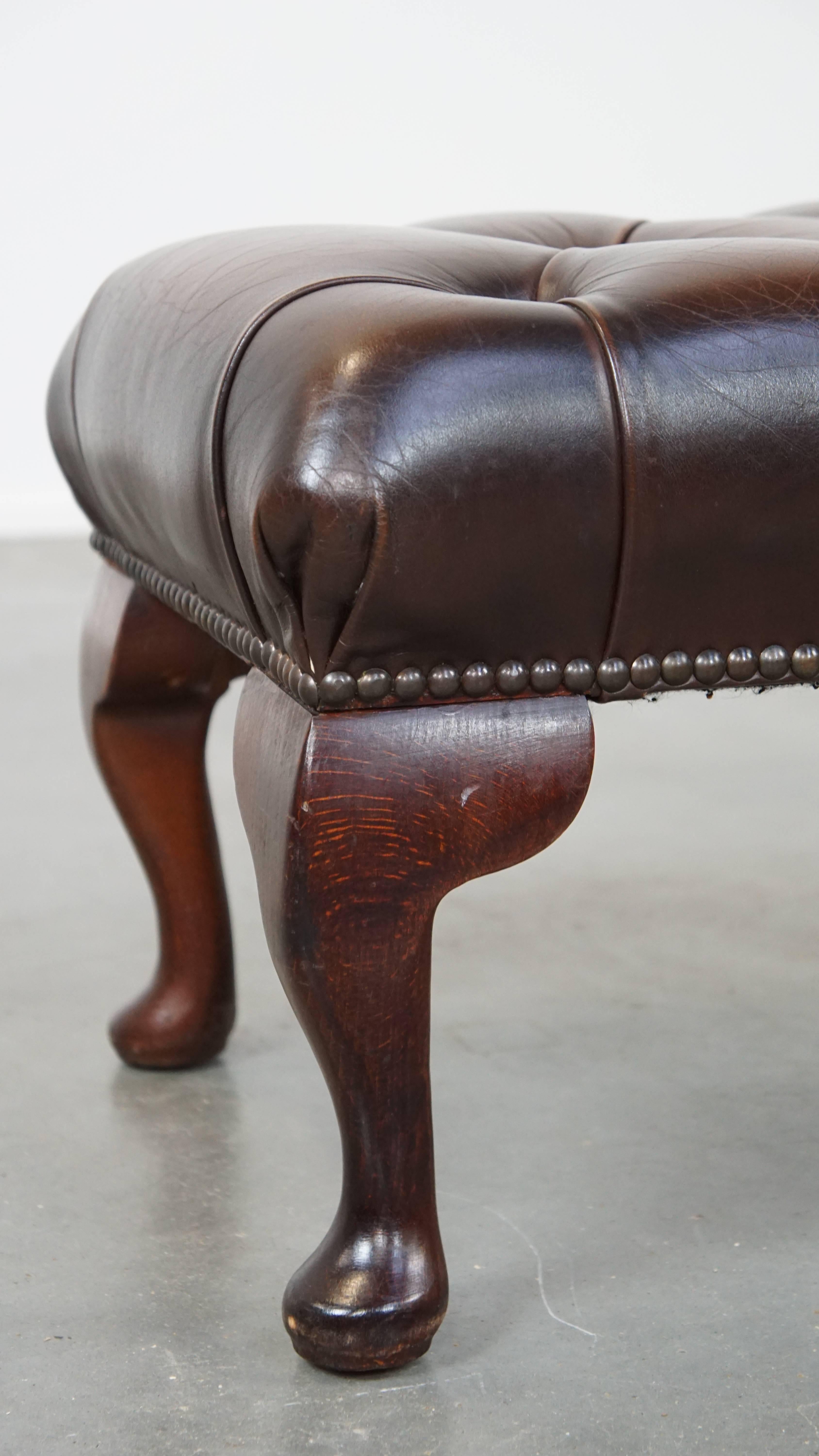 Elegance du pouf Chesterfield en cuir de vachette brun foncé en vente 2