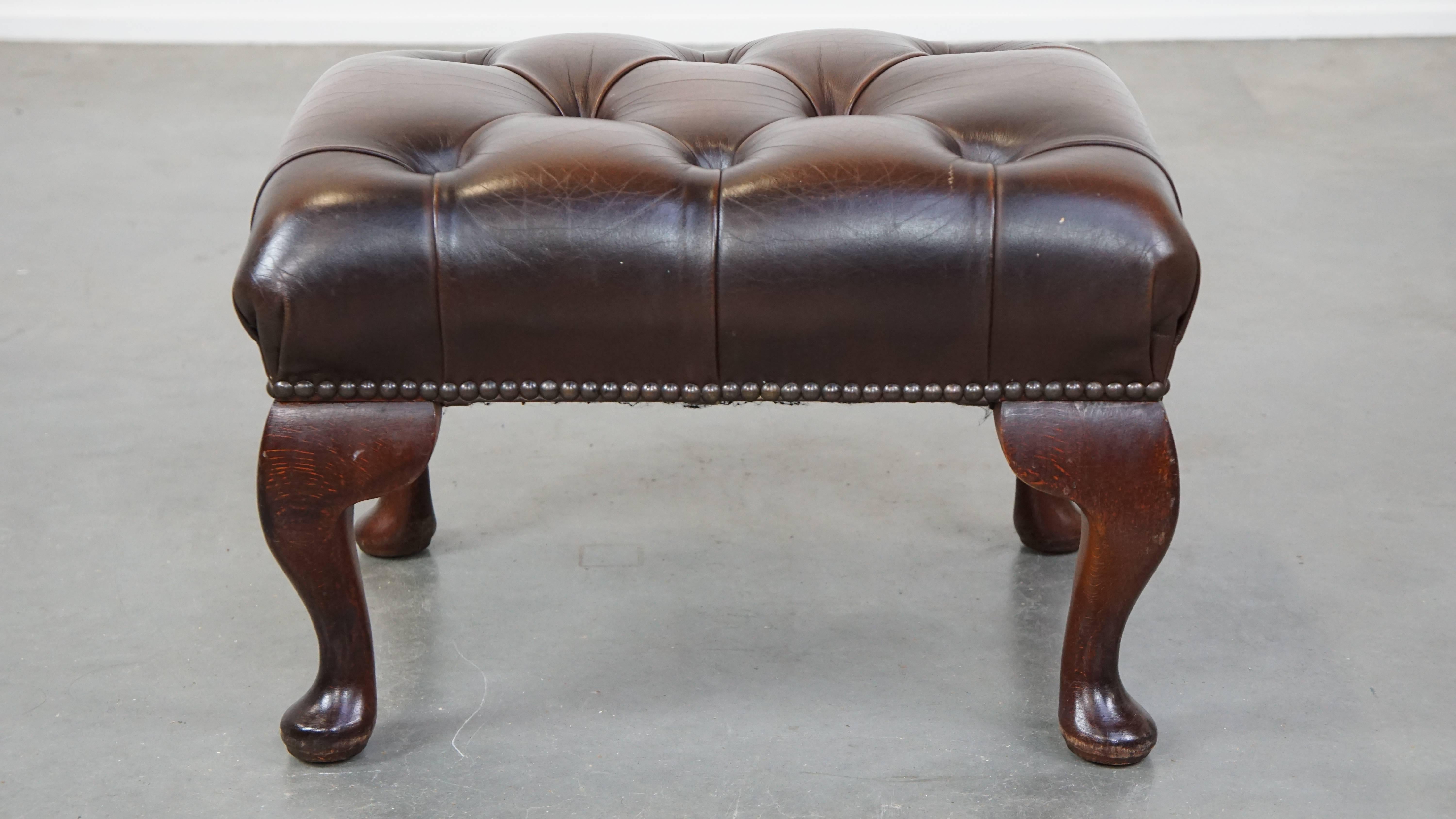 Elegance du pouf Chesterfield en cuir de vachette brun foncé en vente 3
