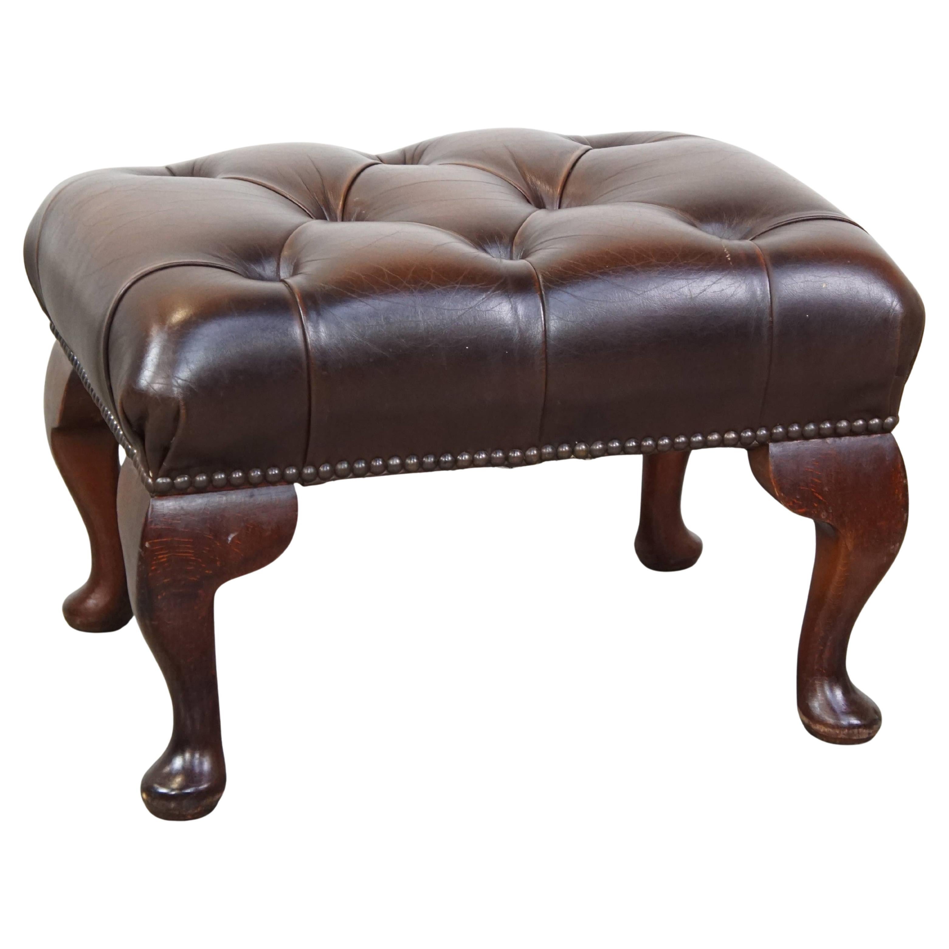 Eleganza, pouf Chesterfield in pelle di vacchetta marrone scuro