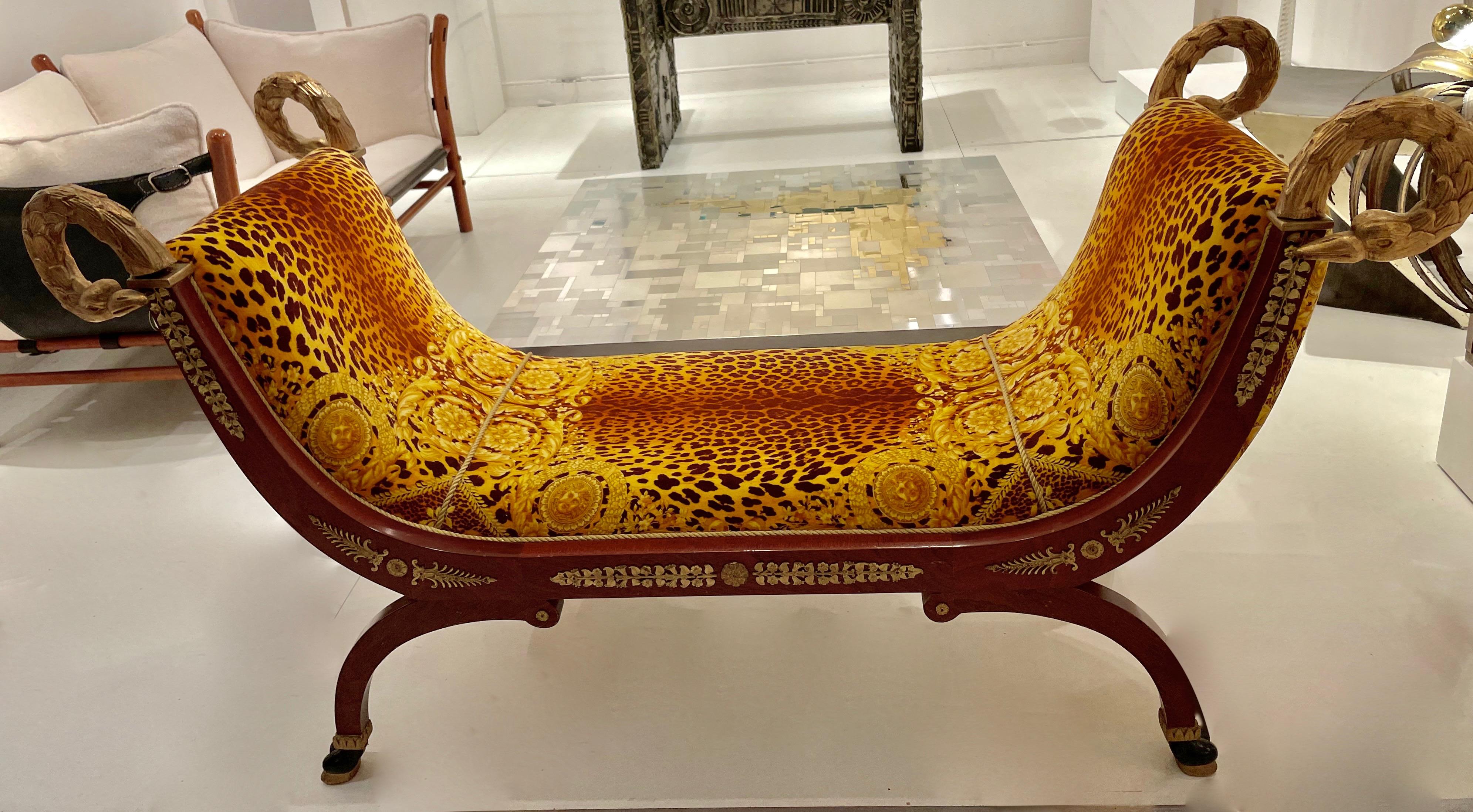 Elegant Empire revival daybed beautifully hand carved with gold leaf swans
heads, brass details and covered with a Gianni Versace silk.
Part of G.Versace furniture collection created in 1984. Palacio collection.
Mint condition.
Italy 1984;