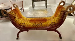 Elegante Daybed Bellamente Tallado y Cubierto con Tela Versace, Versace Italia