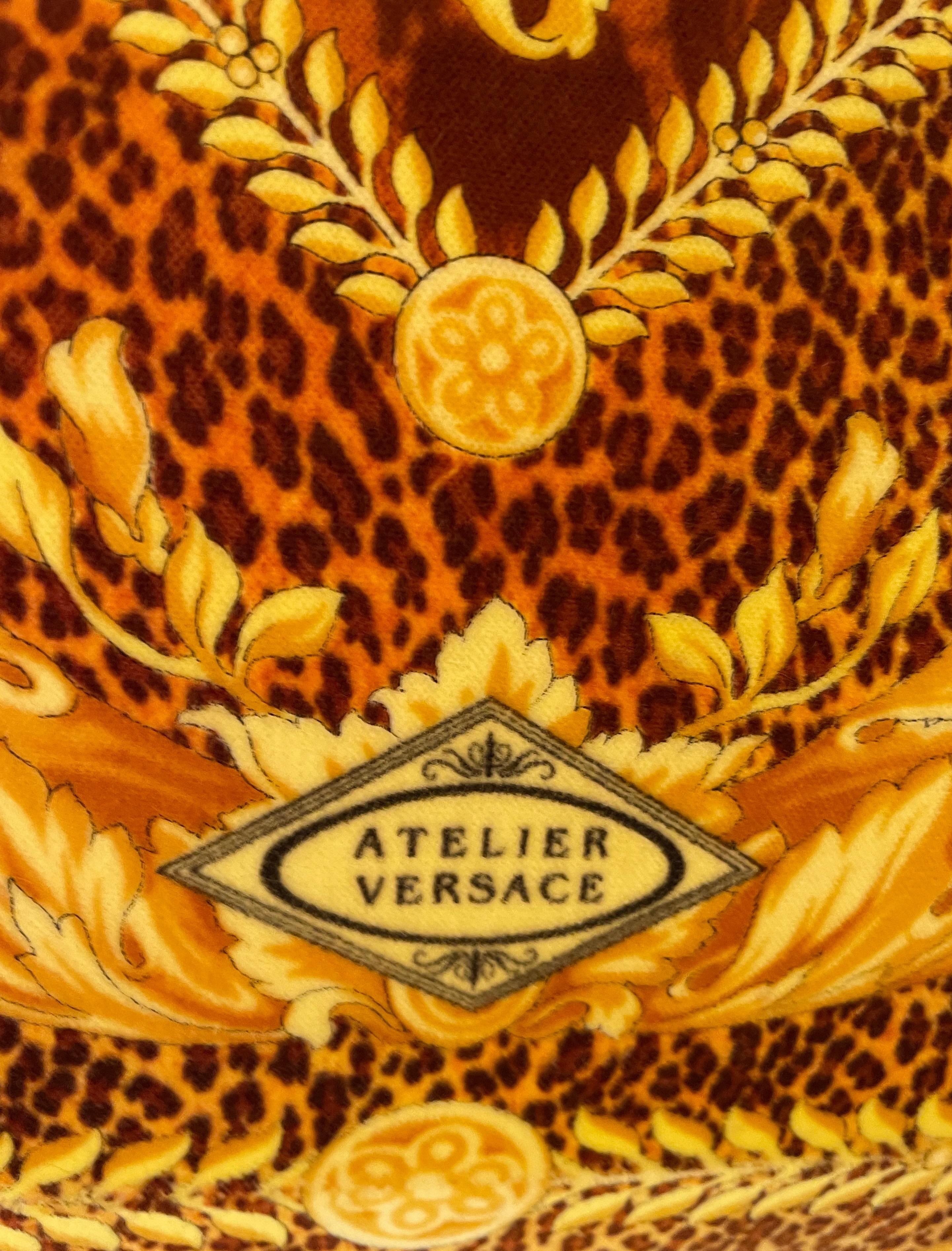 Elegantes Tagesbett, wunderschön geschnitzt und mit Versace-Stoff bedeckt, Versace Italien im Zustand „Gut“ im Angebot in Brussels, BE