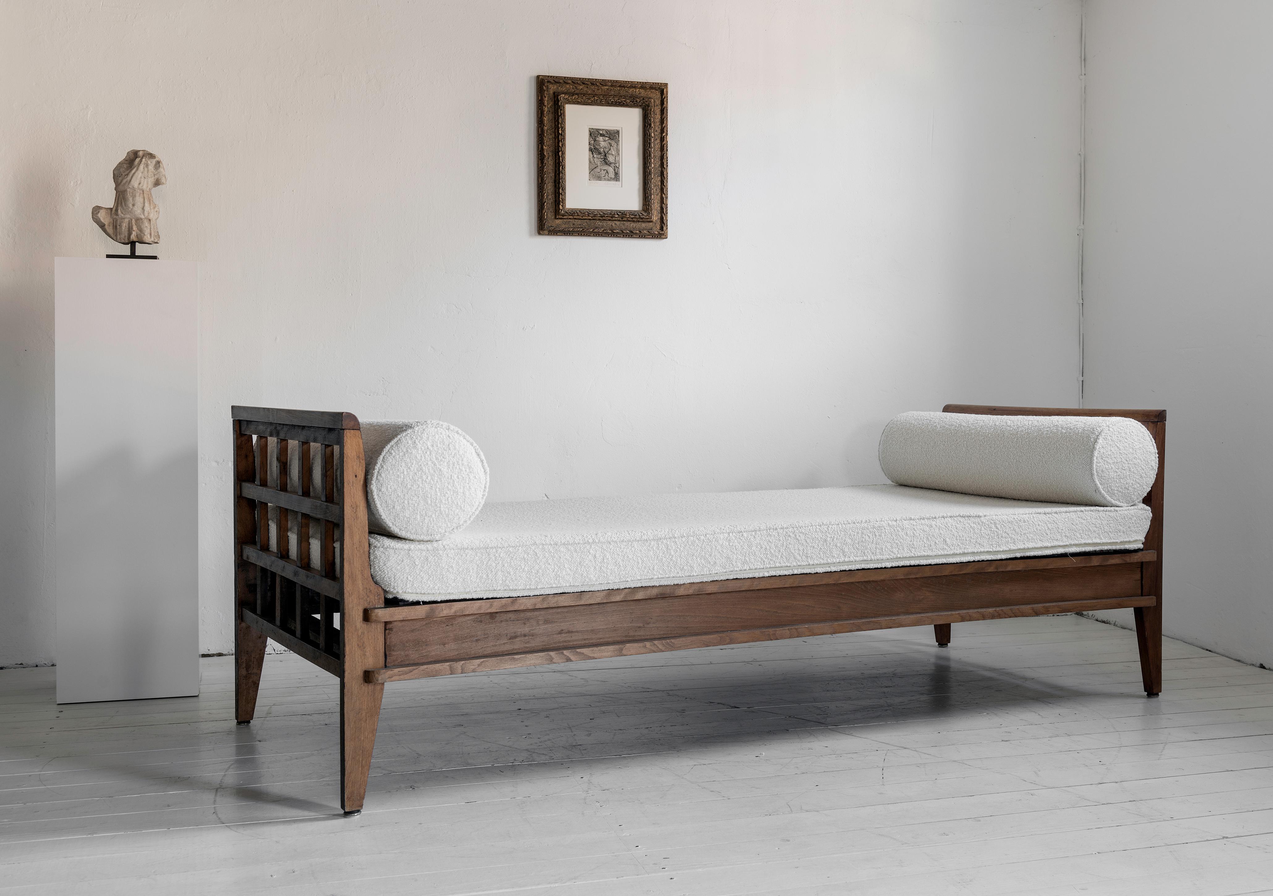 Elegant   tagesbett von René Gabriel um 1950, original Patina aus Ulmenholz (Französisch) im Angebot