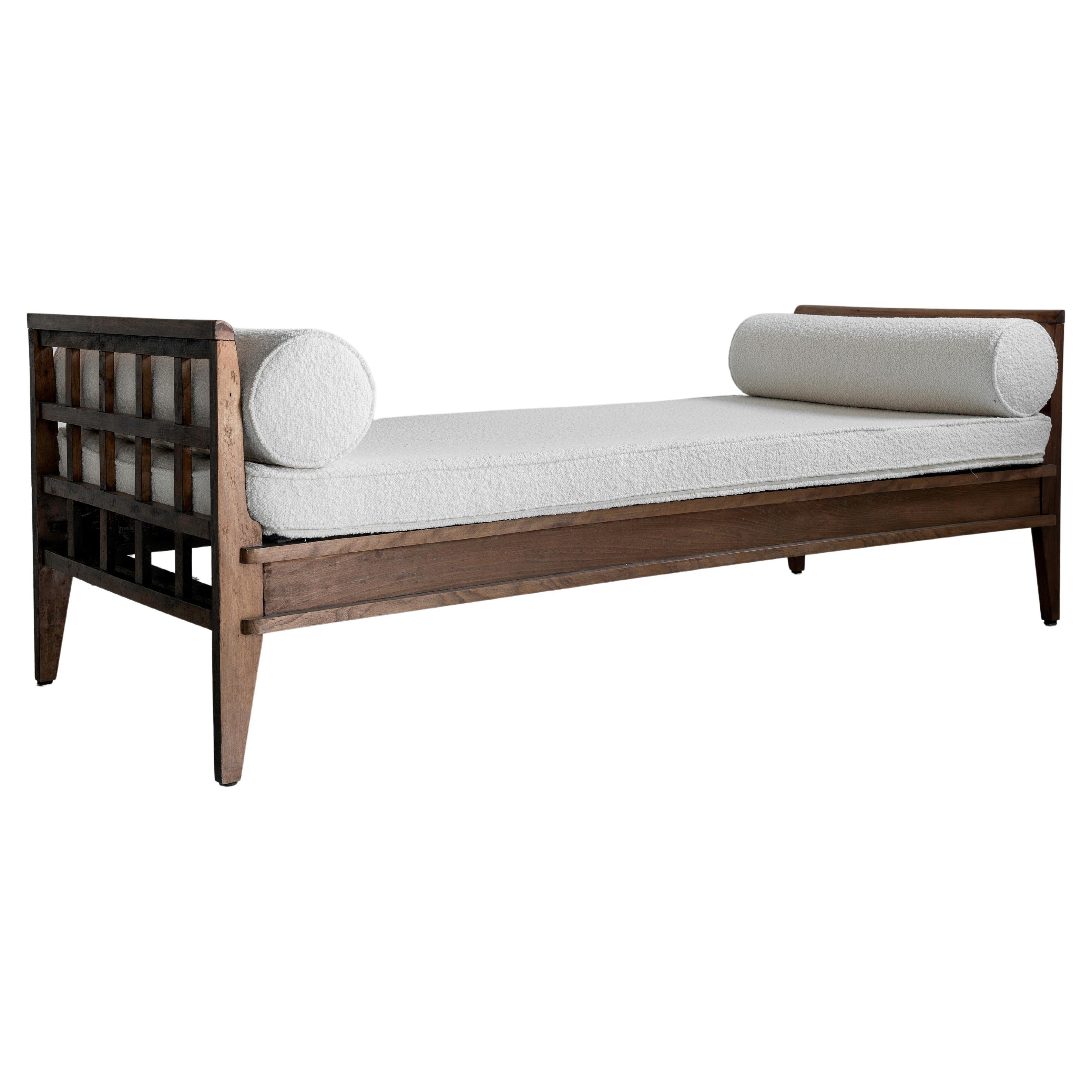Ein Tagesbett von René Gabriel aus der Zeit des Wiederaufbaus in der ursprünglichen Patina. Sehr elegantes Stück, sehr vielseitig. Gepolstert mit einem schönen Bouclé von Dedar Milano.
