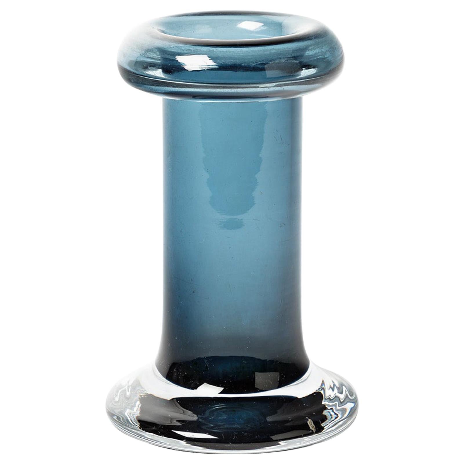 Vase décoratif élégant en verre de l'artiste français vers 1970 Couleur du verre bleu