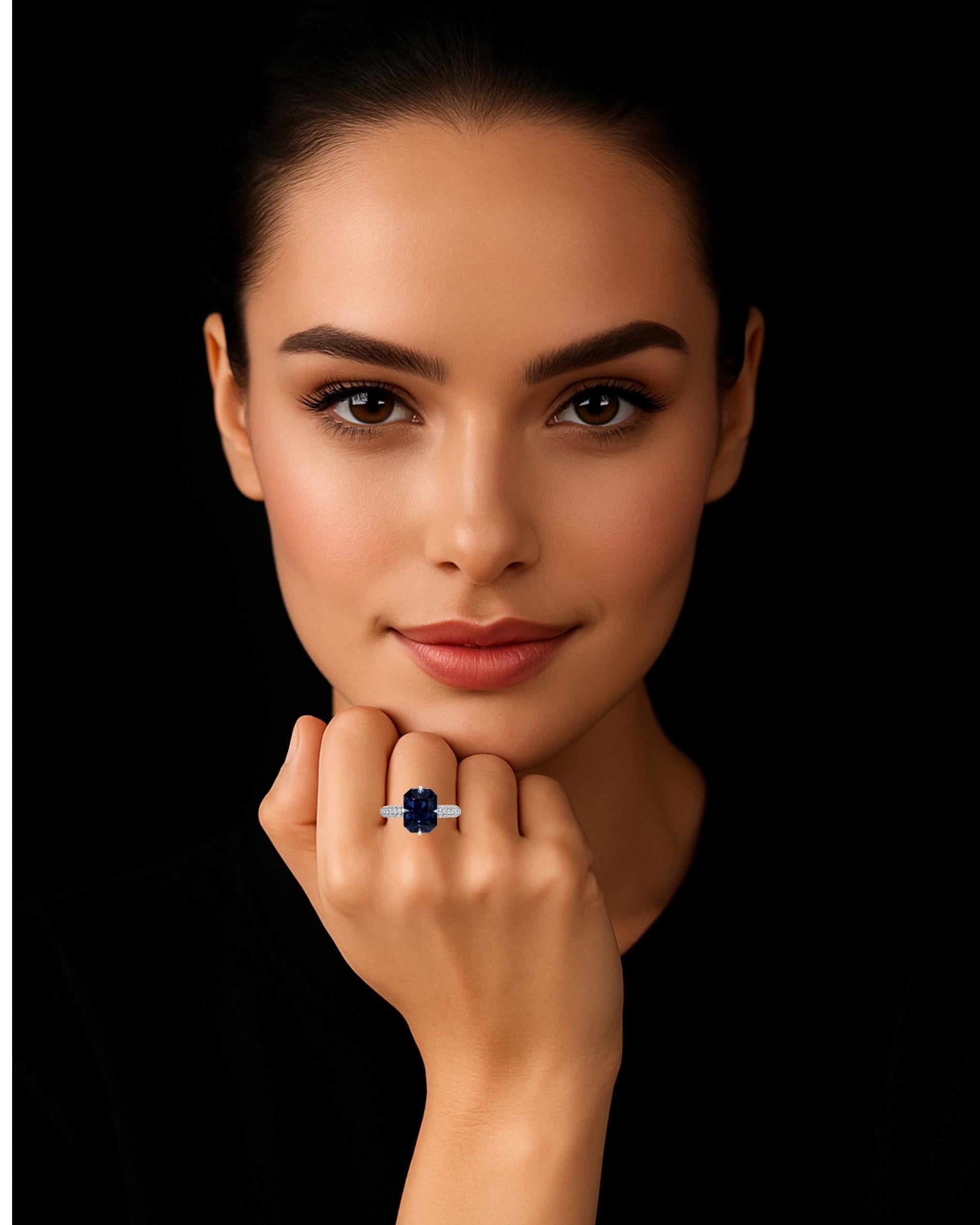 Contemporain Élégante bague en platine à taille émeraude et diamants micro-pavés en forme de spinelle bleu foncé en vente