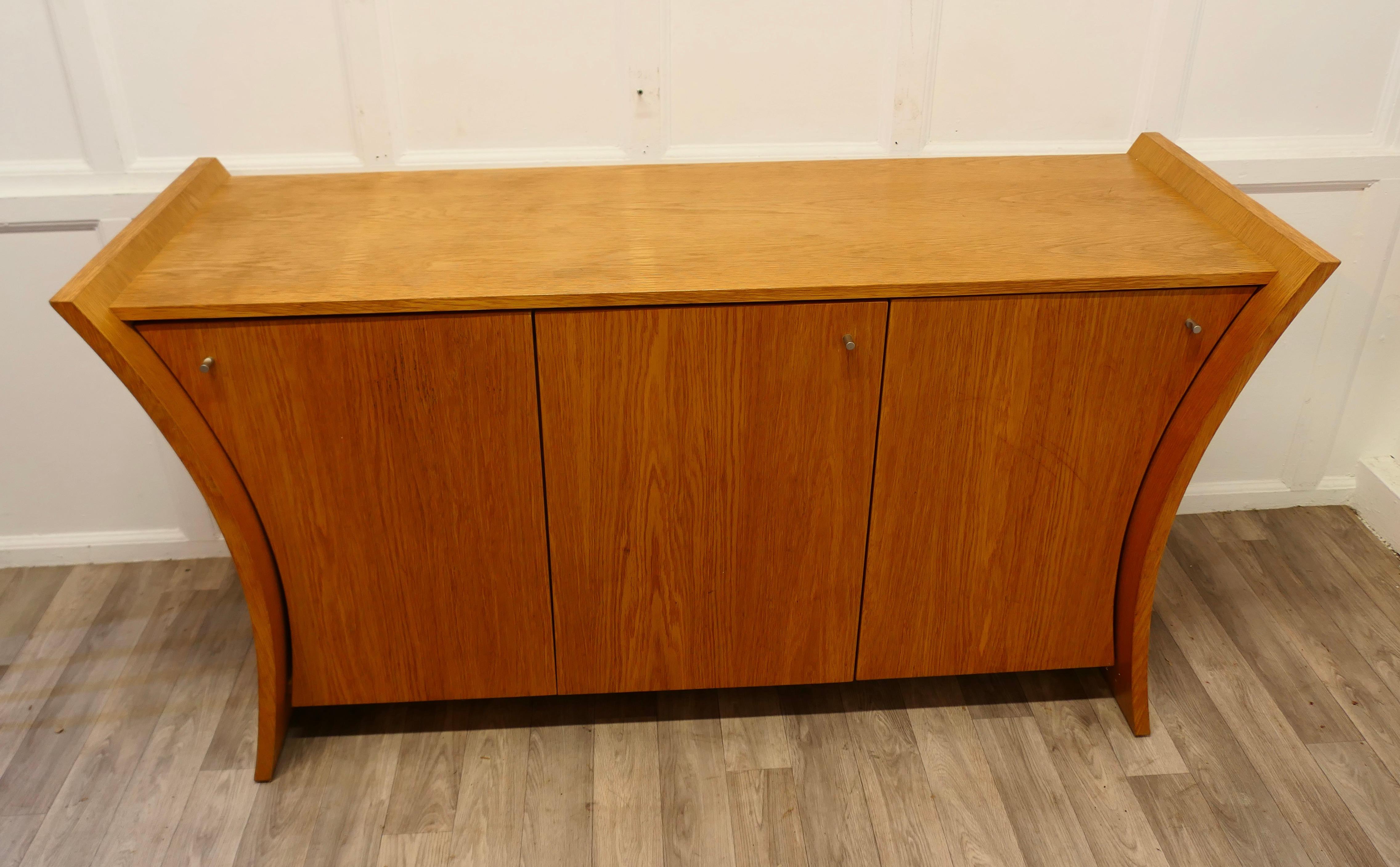 Elegant Designer 3 Door Sideboard in Golden Oak In Good Condition For Sale In Godshill, Isle of Wight
