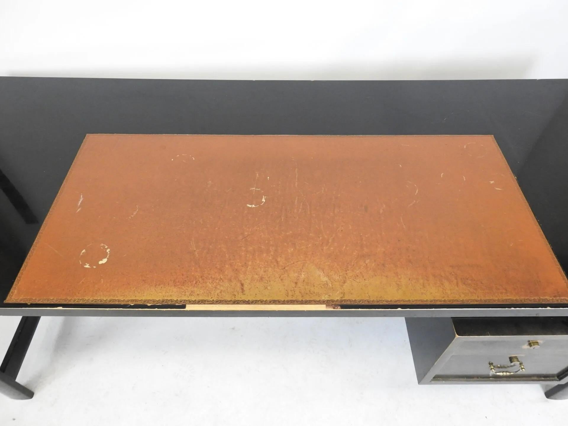 élégant bureau en bois noirci et cuir circa 1950
patine à refaire, cuir à changer