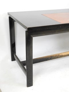 Elegante scrivania in legno annerito e pelle, intorno al 1950. Patina da rifare, pelle