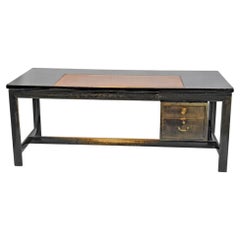 Elegante scrivania in legno annerito e pelle, intorno al 1950. Patina da rifare, pelle
