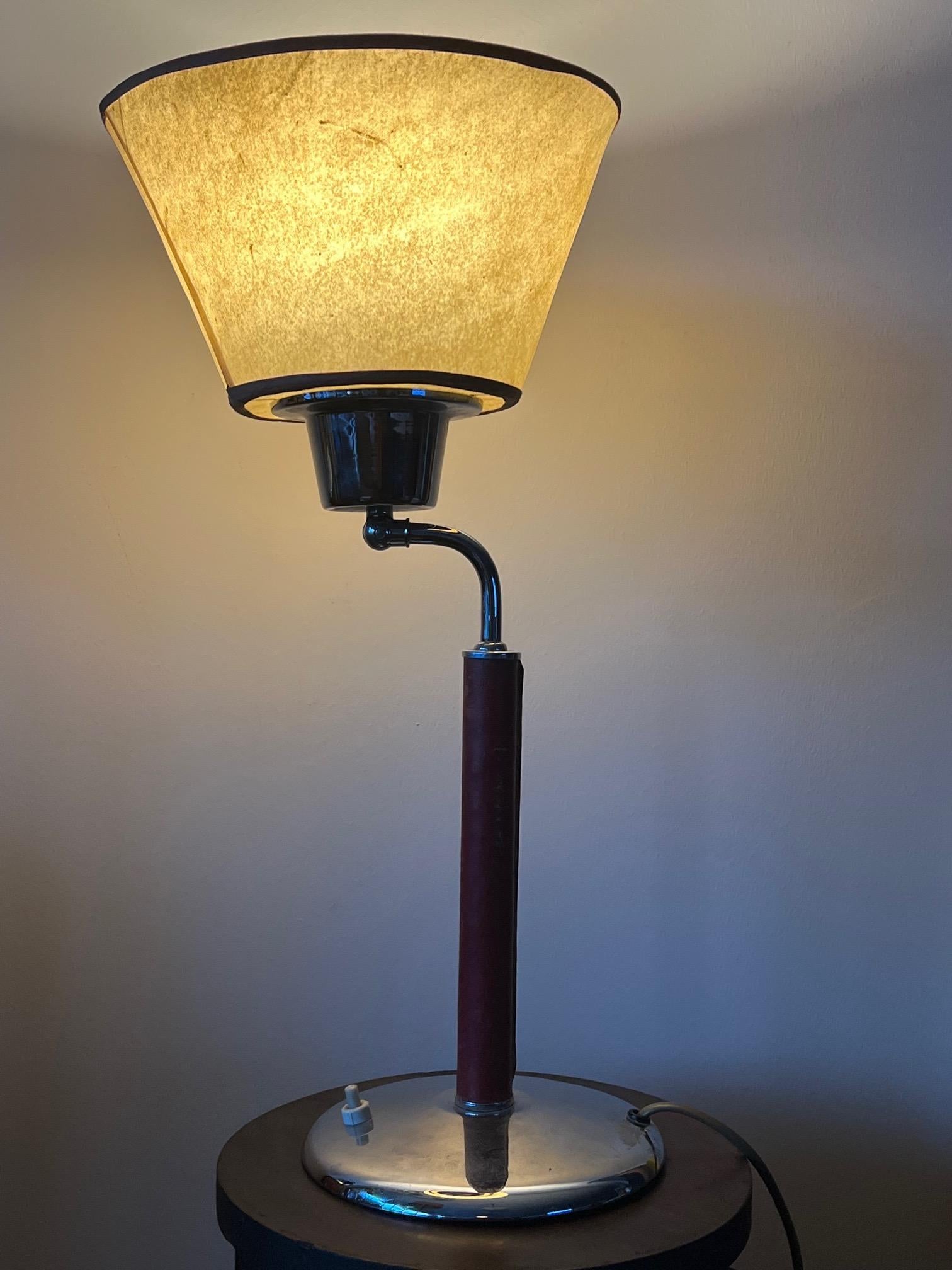 Mid-Century Modern Lampe de bureau élégante en cuir rouge et abat-jour en parchemin en vente
