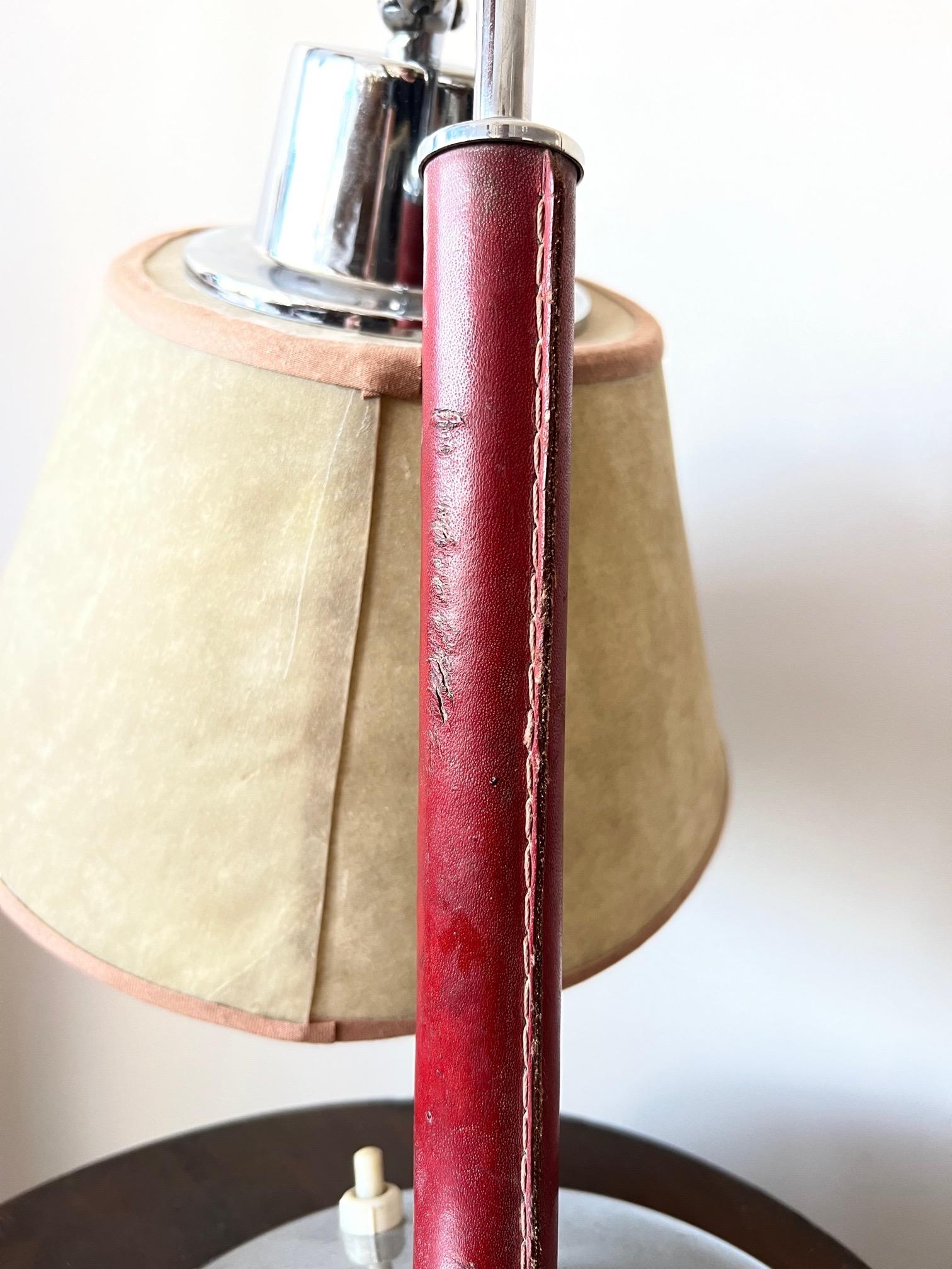 Milieu du XXe siècle Lampe de bureau élégante en cuir rouge et abat-jour en parchemin en vente