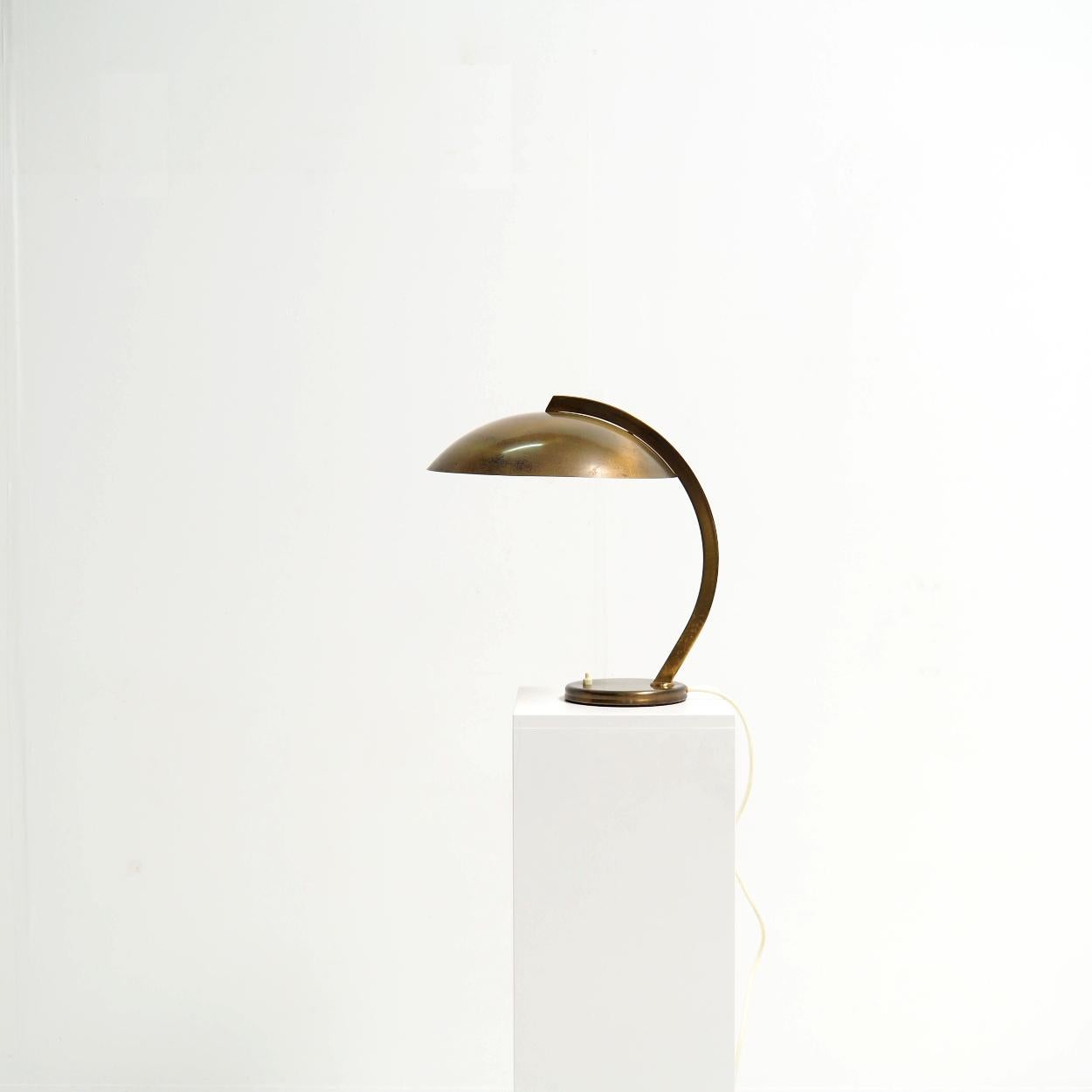 Cette lampe, conçue dans les années 1950 par Josef Brumberg pour JBS Josef Brumberg Sondern, présente des lignes gracieusement incurvées et une belle silhouette sculpturale. Il capture l'essence des années 1930 avec une touche de