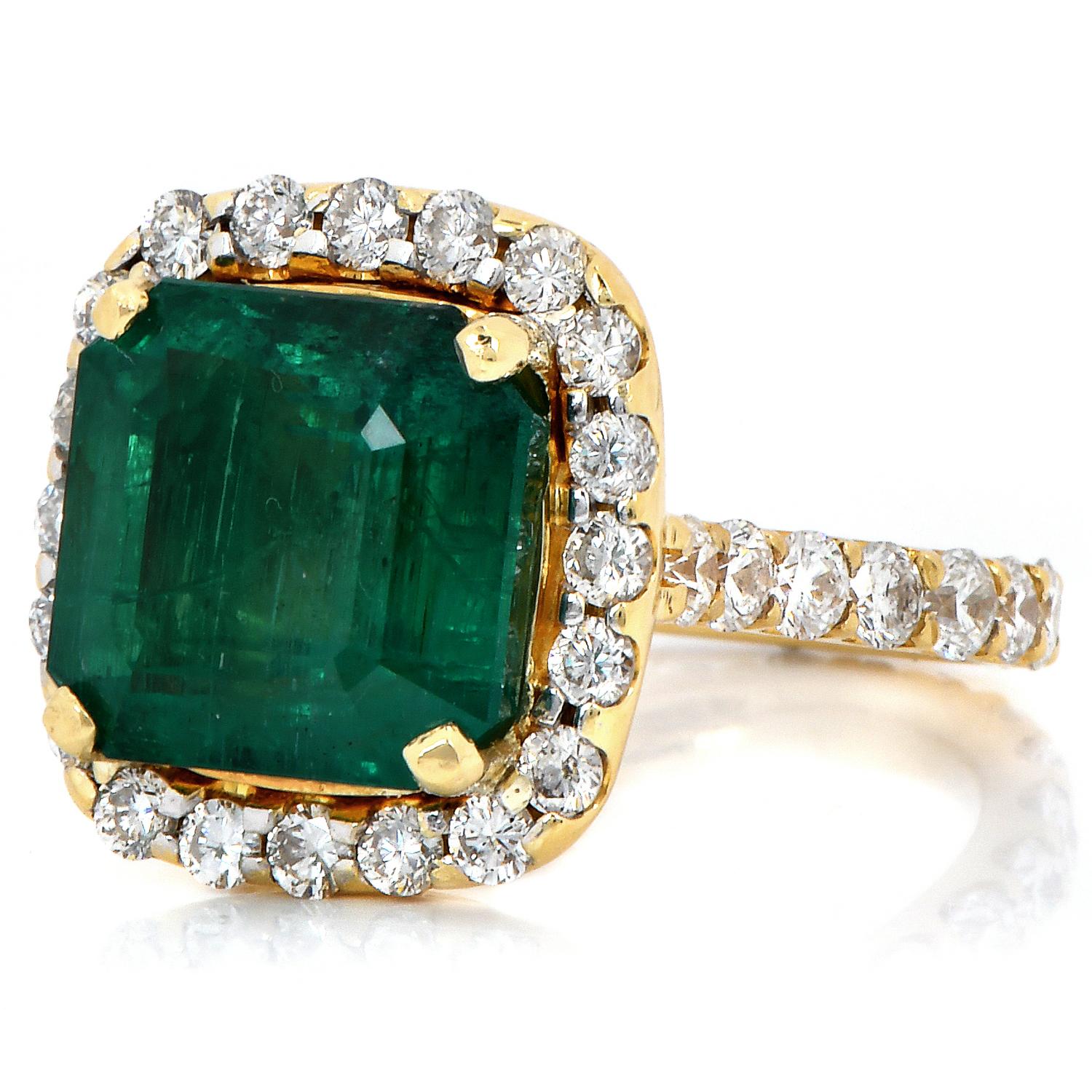 Women's Elegant Diamond 8.08ct GIA Emerald 18k Yellow Gold Halo Cocktail Ring For Sale