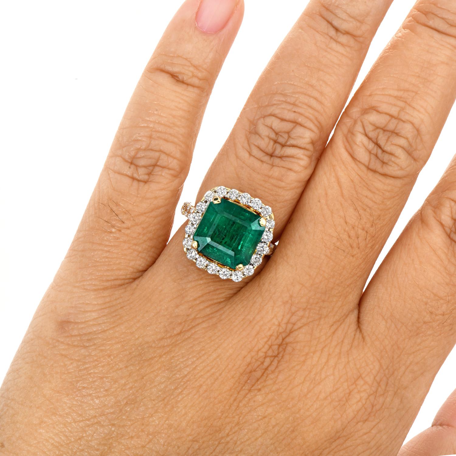 Round Cut Elegant Diamond 8.08ct GIA Emerald 18k Yellow Gold Halo Cocktail Ring For Sale