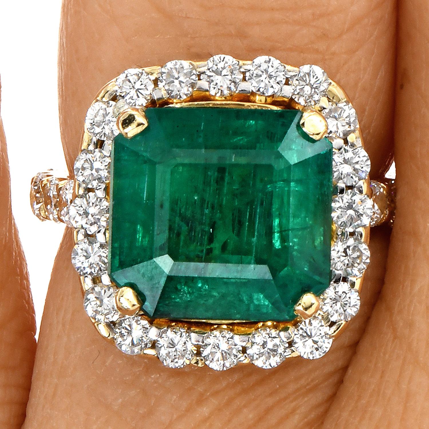 Elegant Diamond 8.08ct GIA Emerald 18k Yellow Gold Halo Cocktail Ring For Sale 2