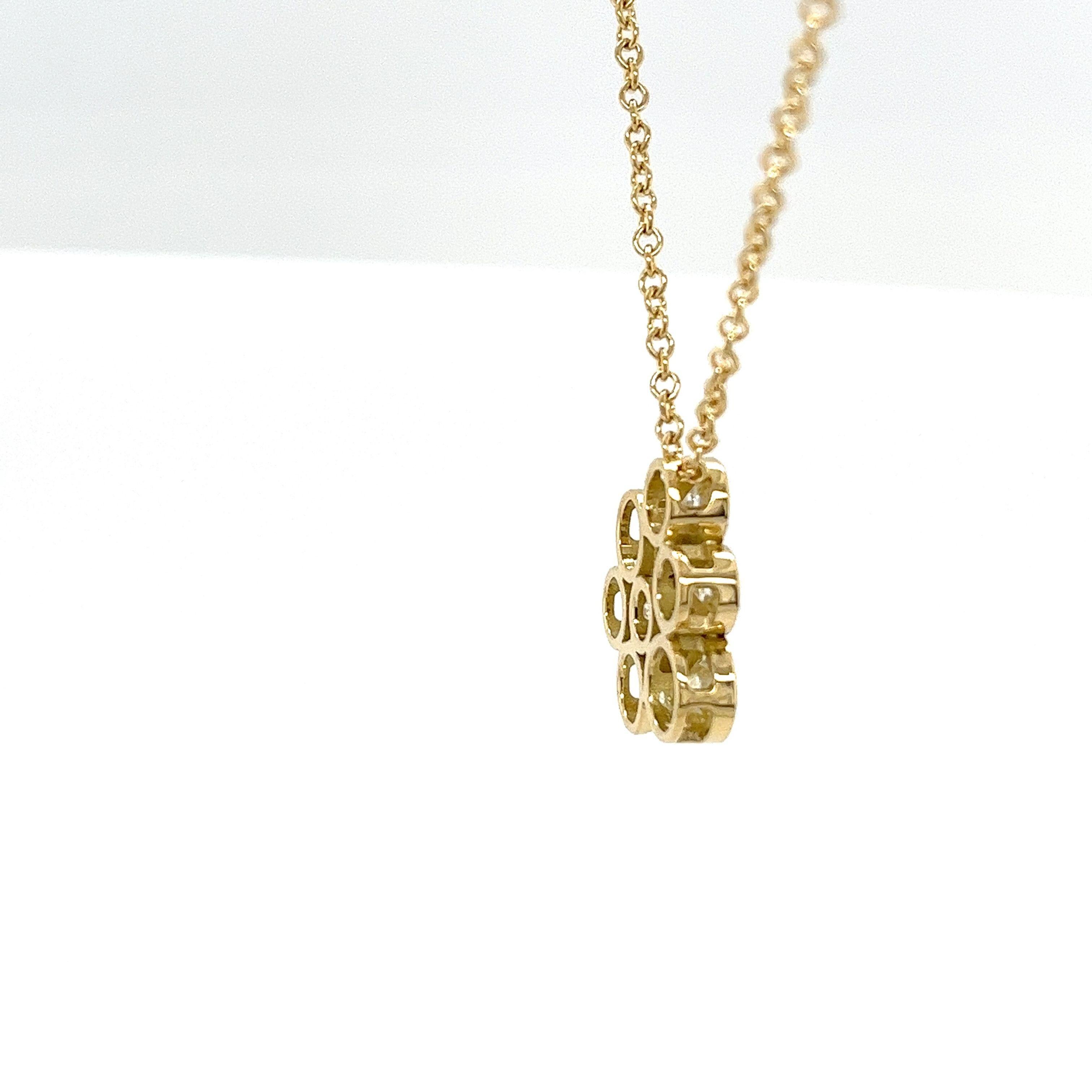 Questo splendido ciondolo a forma di bolla di diamante 
è incastonato con 1,94 carati di diamanti rotondi taglio brillante in oro giallo 18 carati, 
Il ciondolo è sospeso a una catena in oro giallo 18ct della lunghezza di 18
