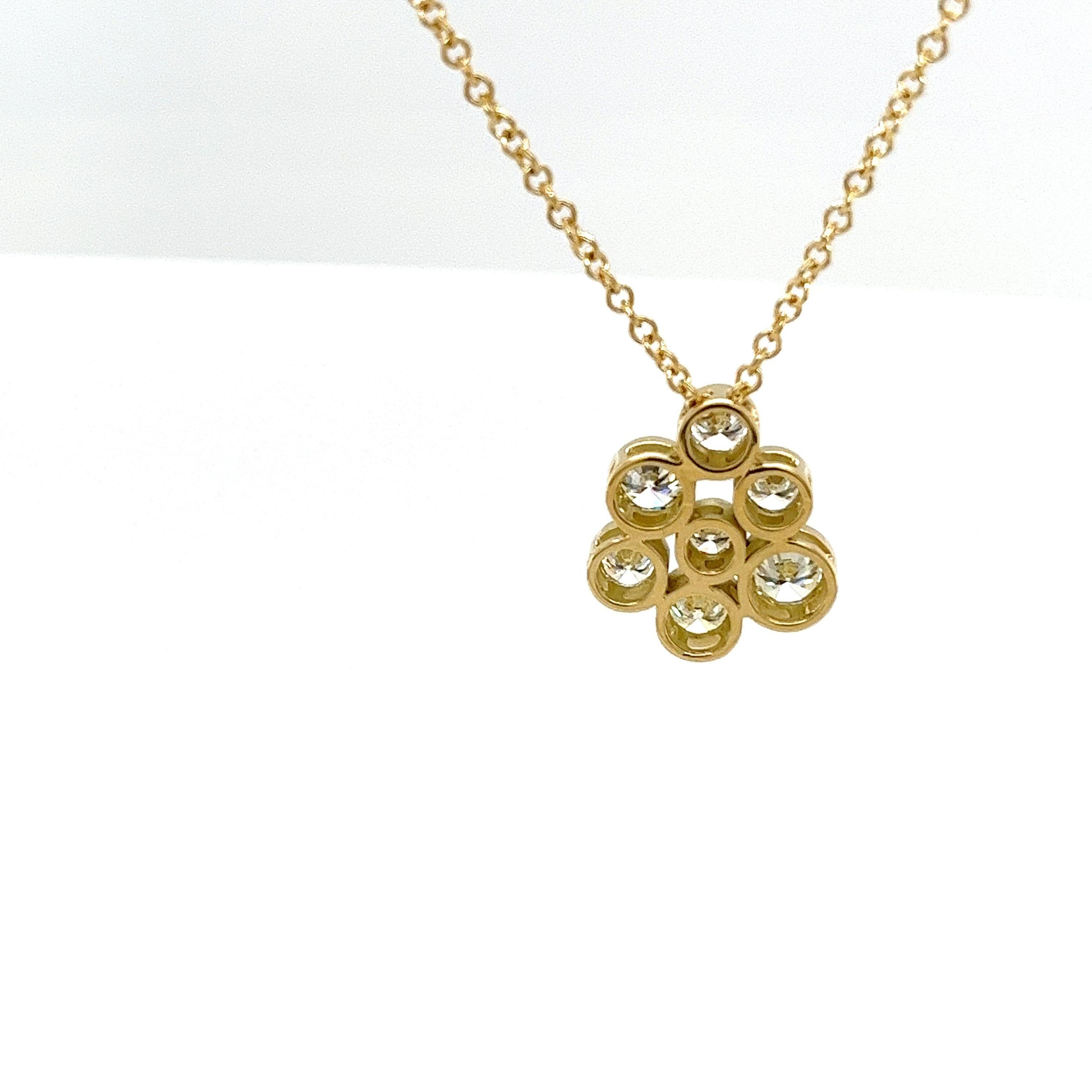 Taille ronde Pendentif élégant à 9 pierres serti de 1,94 carat de diamants naturels en or 18 carats en vente