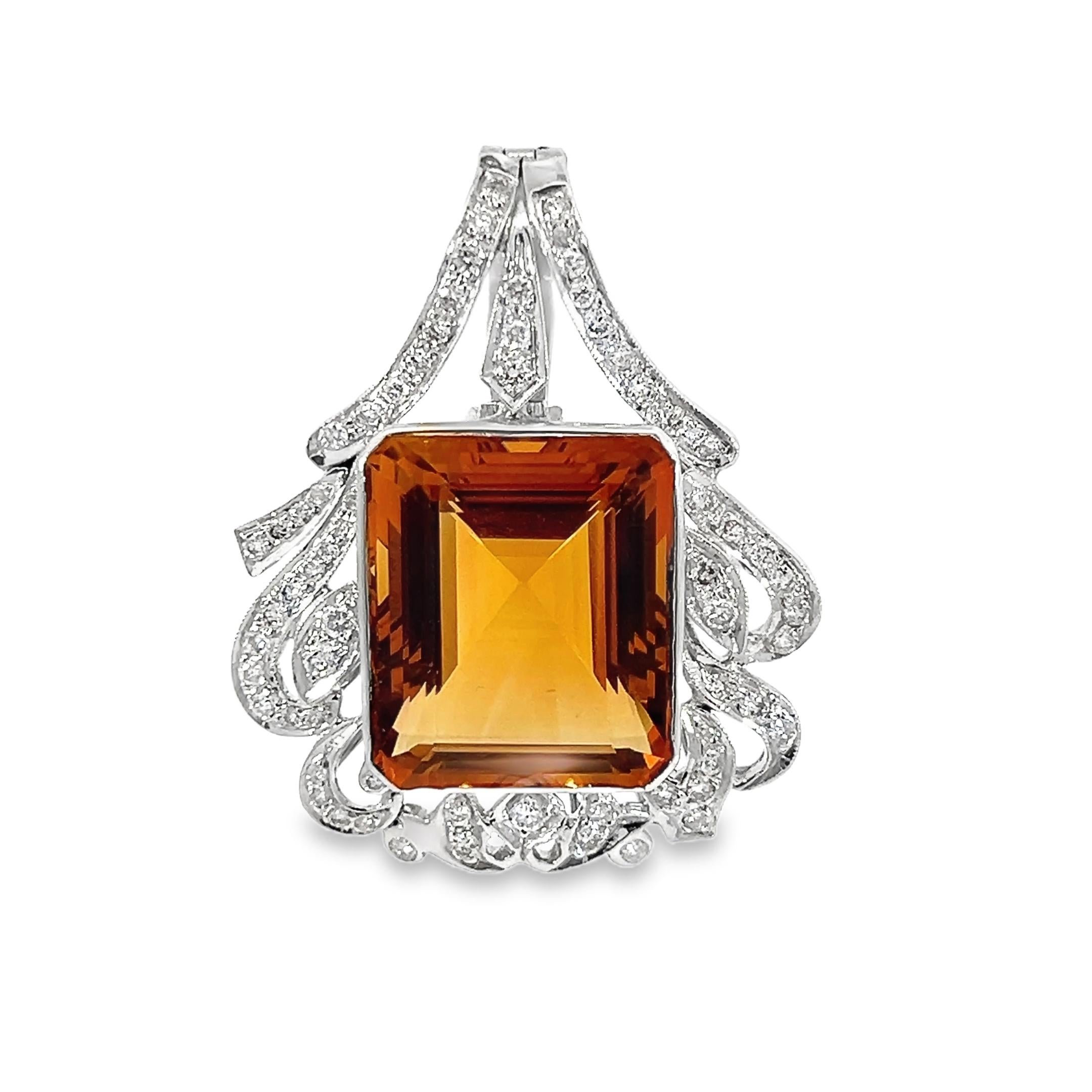 Ce superbe pendentif en or blanc 18 carats met en valeur une citrine de 27,5 carats magnifiquement taillée en émeraude, qui capte la lumière à chaque mouvement grâce à des diamants de 1,30 carats. Le design complexe du pendentif ajoute une touche
