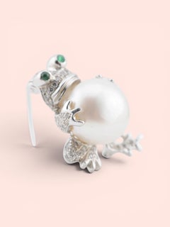 Elegant Diamond and Emerald Frog Brooch with Pearl