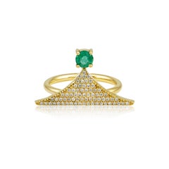 Élégante bague en or jaune 18 carats ornée de diamants et d'émeraudes