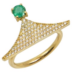 Elegante Anillo de Diamantes y Esmeraldas en Oro Amarillo de 18 Kt