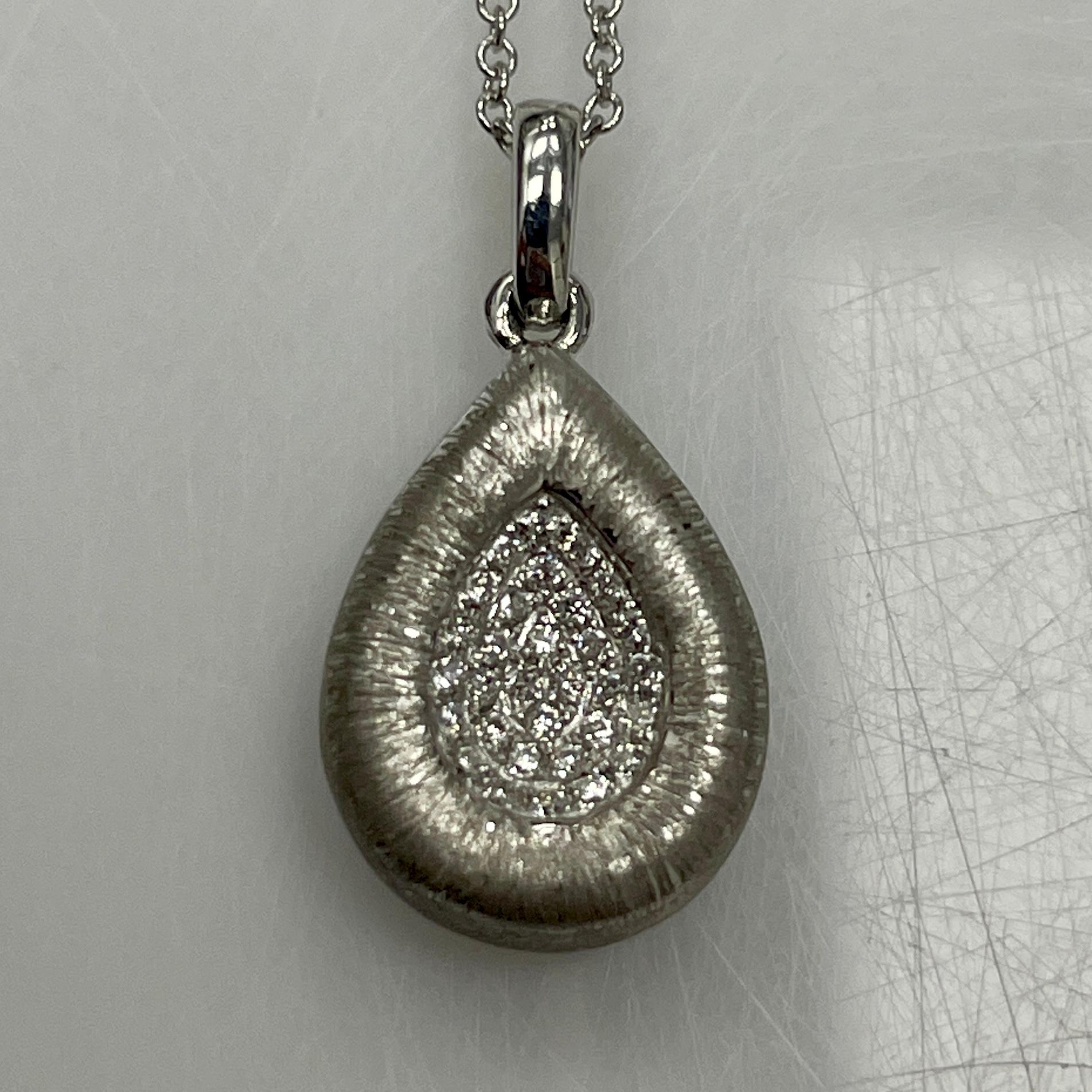 Round Cut Elegant Diamond and Gold Pendant For Sale