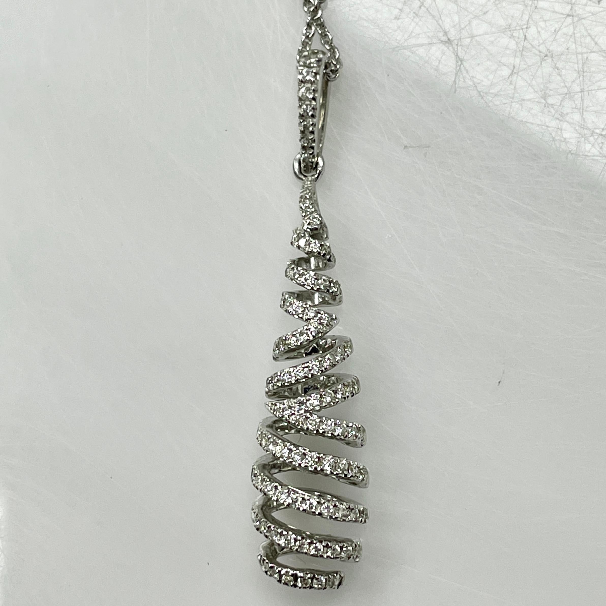 Round Cut Elegant Diamond and Gold pendant For Sale