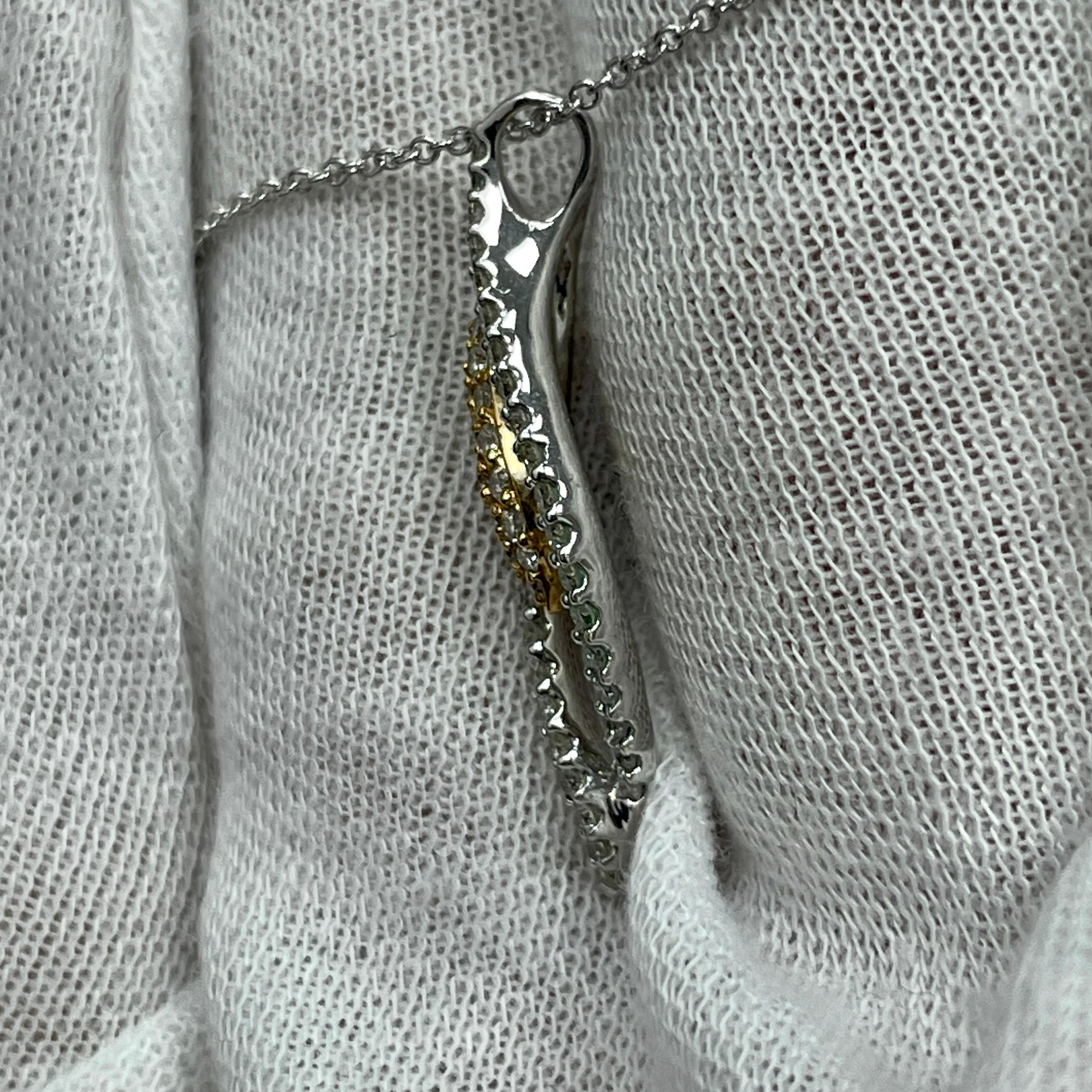 Elegant Diamond and Gold Pendant In New Condition For Sale In New York, NY